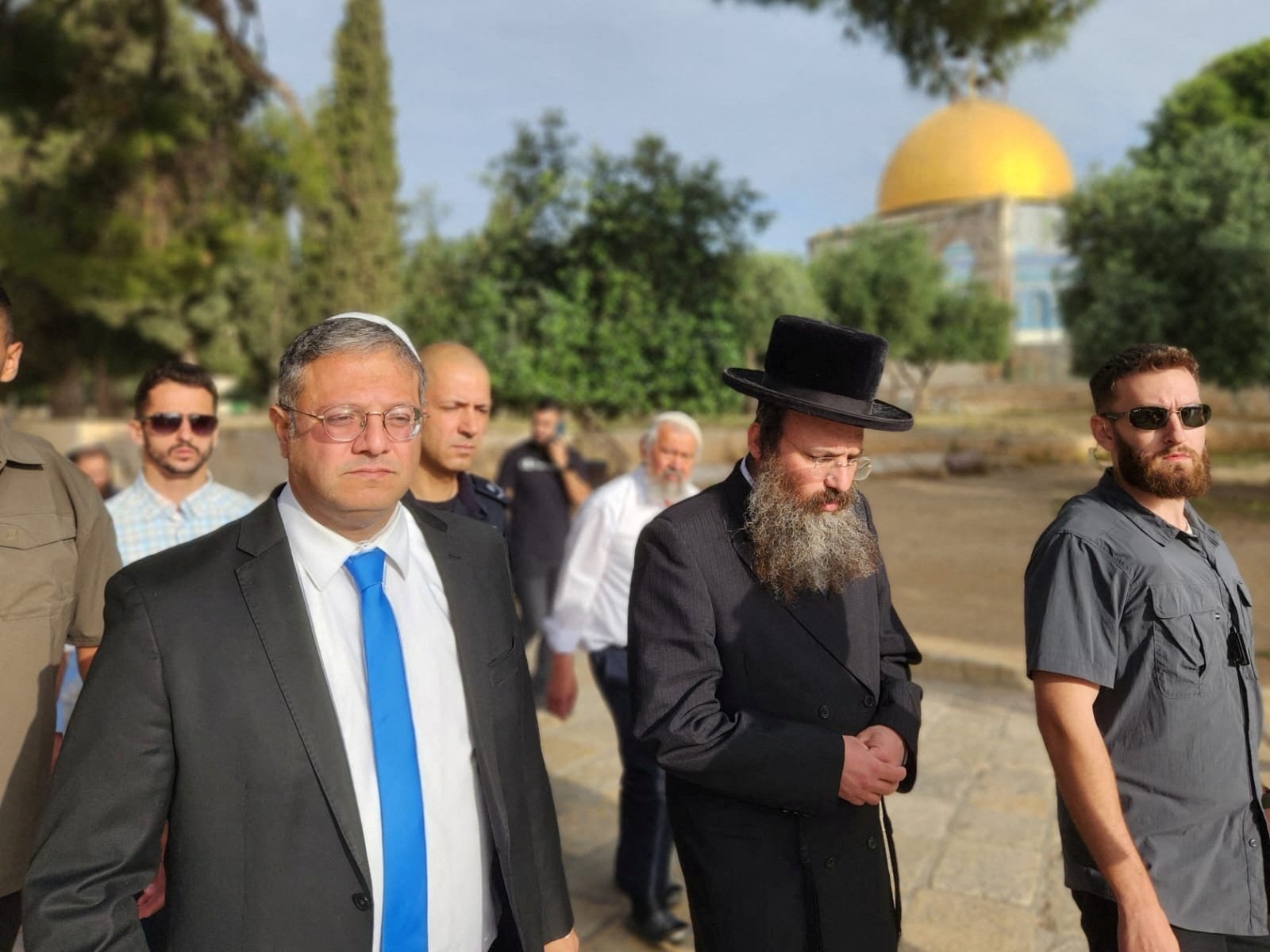 Menteri Keamanan Nasional sayap kanan Israel Itamar Ben-Gvir mengunjungi kompleks Masjid Al-Aqsa di Yerusalem Timur, Palestina yang diduduki, 21 Mei 2023. (Foto Reuters)