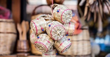 Handmade wicker baskets in a local souvenir shop, in Kahramanmaraş, Türkiye. (Shutterstock Photo)