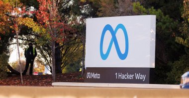 A security guard stands watch by the Meta sign outside the headquarters of Facebook parent company Meta Platforms Inc. in Mountain View, California, U.S. Nov. 9, 2022. (Reuters Photo)