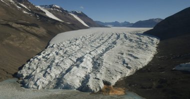 An aerial view shows the Taylor Glacier near McMurdo Station, Antarctica, Nov. 11, 2016. (AFP Photo)