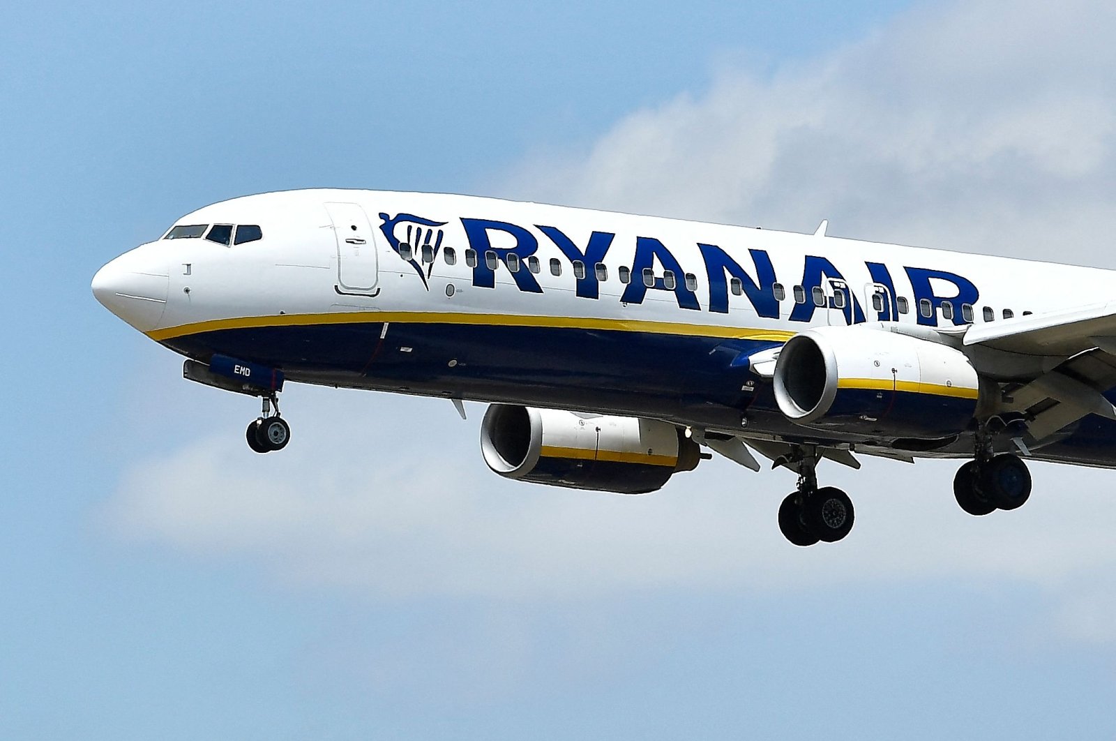 A Ryanair Boeing 737-8AS aircraft lands at El Prat airport in Barcelona, Spain, July 1, 2022. (AFP Photo)