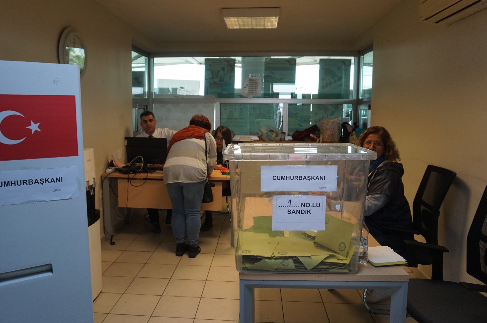 People cast their votes at the customs in Edirne province, Türkiye, May 22, 2023 (IHA Photo)