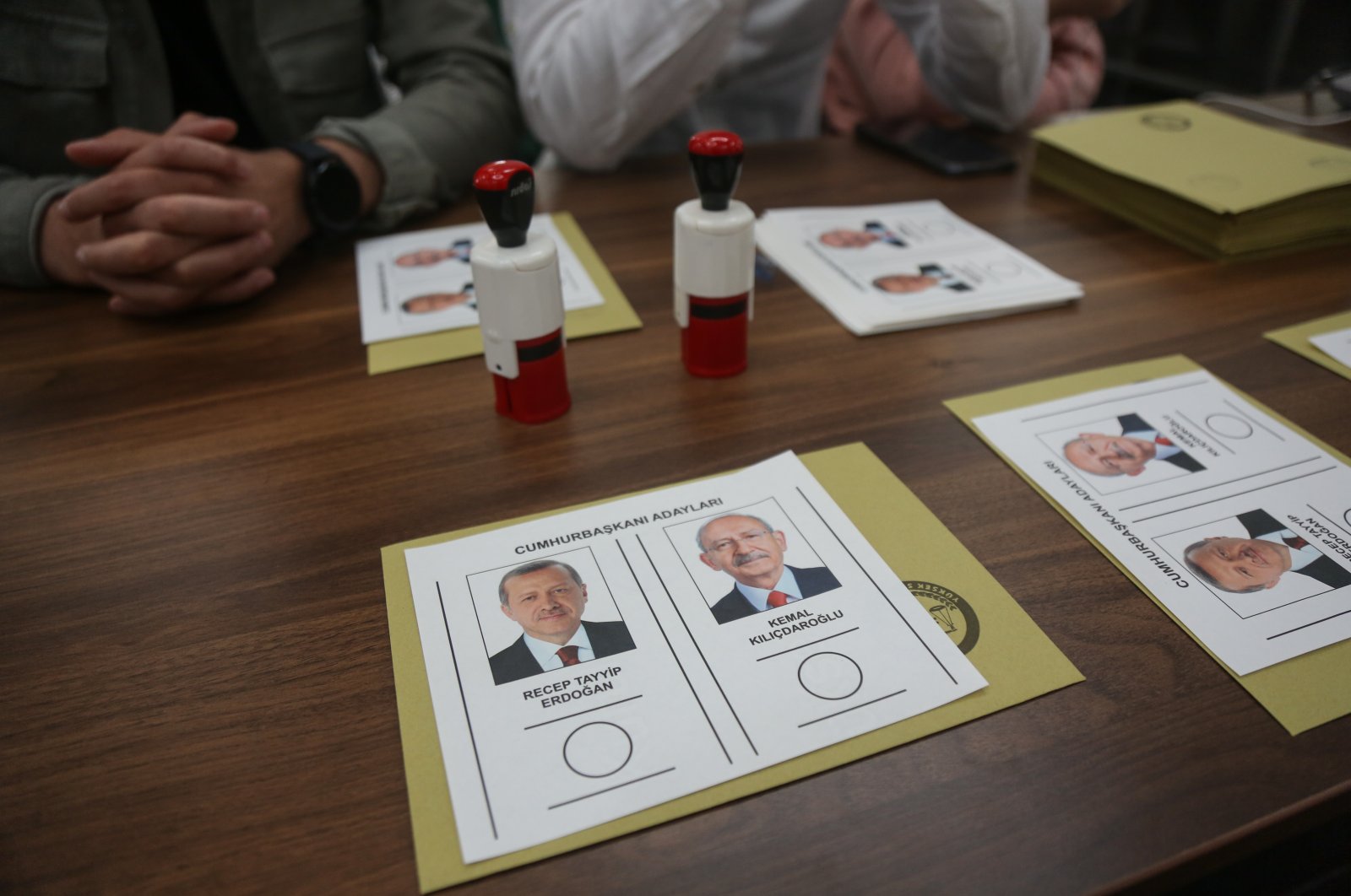 Voting papers show presidential contenders Recep Tayyip Erdoğan (L) of the People&#039;s Alliance and Kemal Kılıçdaroğlu of the Nation Alliance at Istanbul Airport, where citizens registered in the foreign electoral register for the May 14 runoff, arrive to vote in Istanbul, Türkiye, May 20, 2023. (Getty Images Photo)