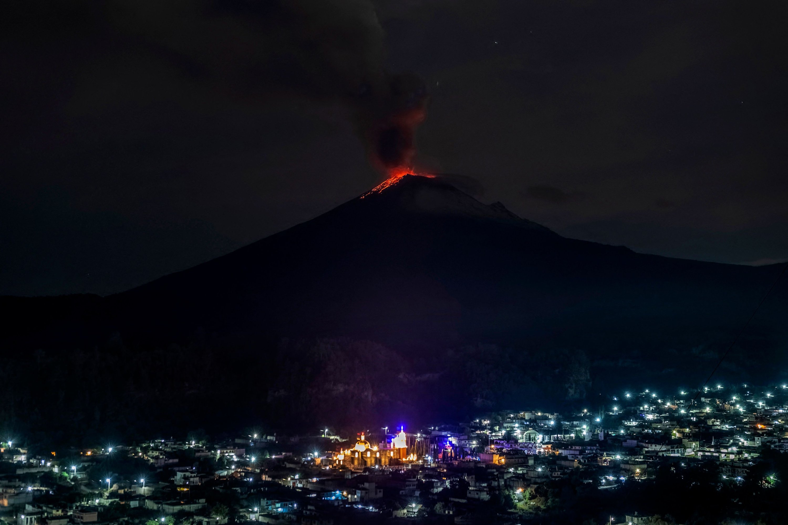 Gunung Api Popocatepetl memuntahkan abu dan asap seperti yang terlihat dari komunitas Santiago Xalitzintla, negara bagian Puebla, Meksiko, 22 Mei 2023. (Foto AFP)