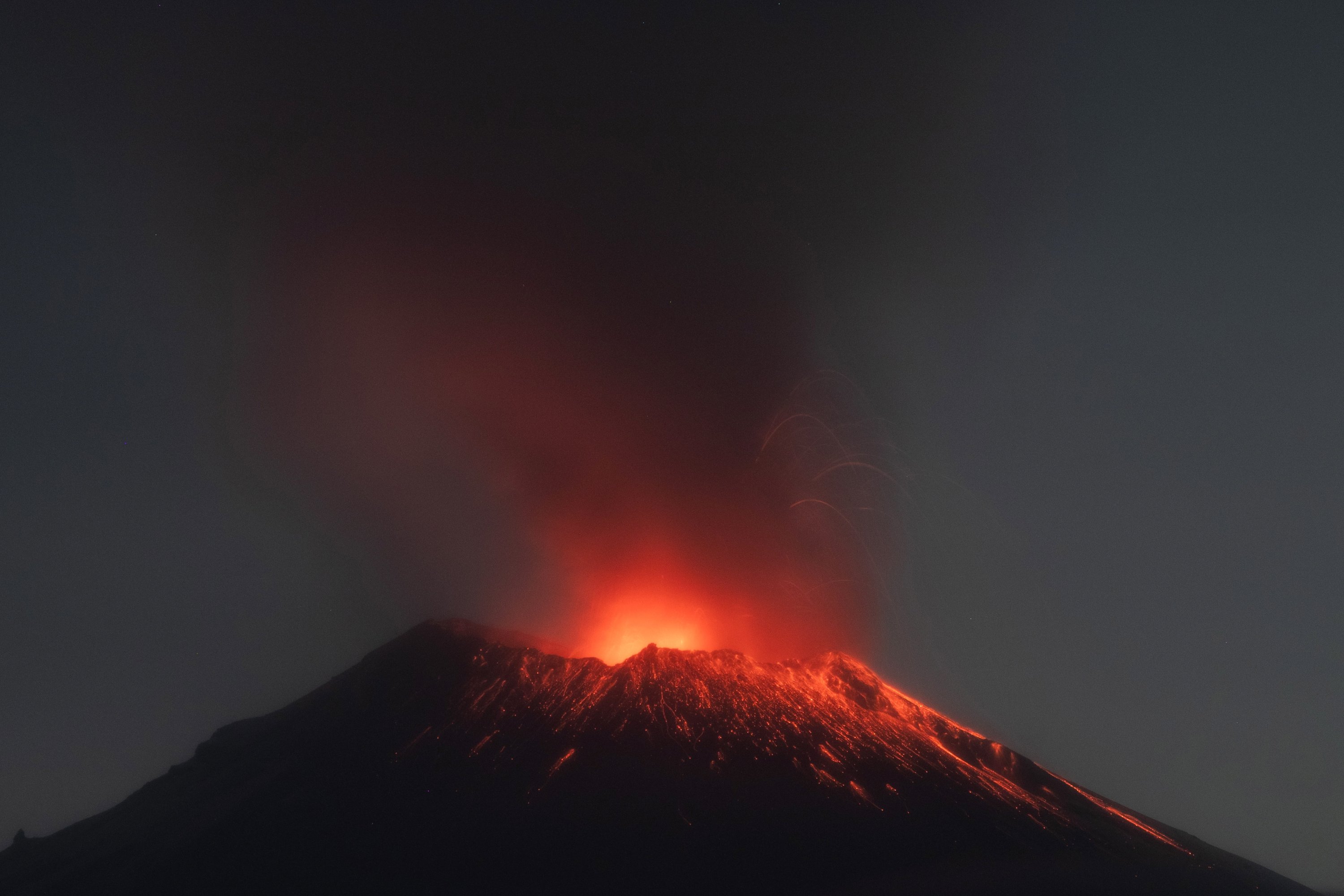 Pandangan umum yang menunjukkan gunung berapi Popocatepetl aktif, di kota San Pedro Benito Juarez, di Puebla, Meksiko, 22 Mei 2023. (Foto EPA)