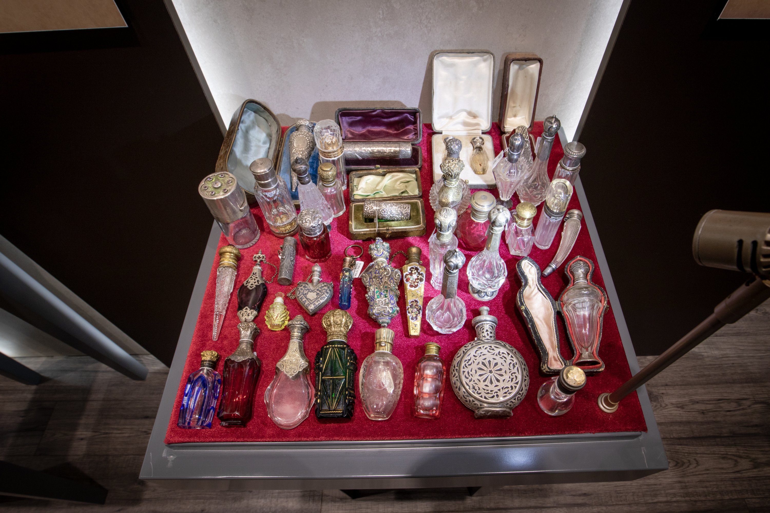 Aroma otentik khusus untuk Kekaisaran Ottoman, serta dunia Arab dan Islam, dipamerkan di Grand Bazaar Istanbul, Museum Parfum, Istanbul, Türkiye, 10 Mei 2023. (Foto AA) 