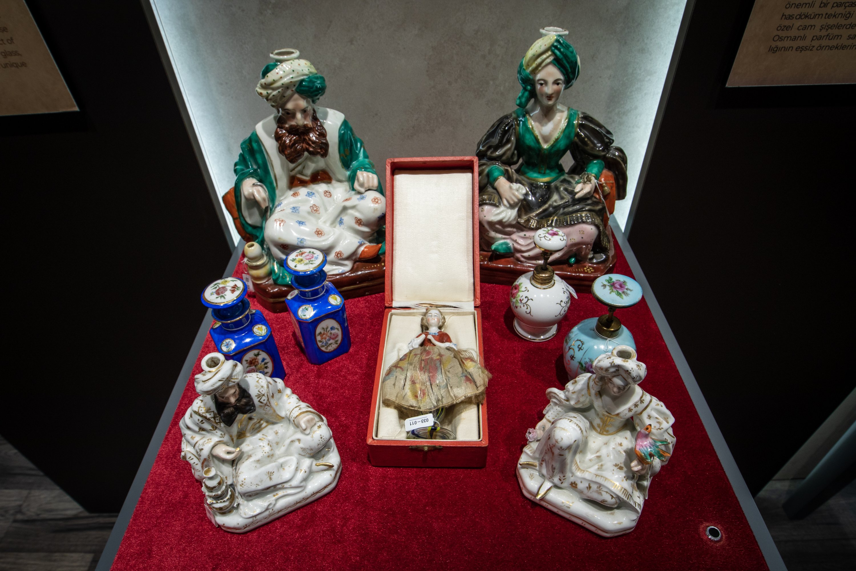 Aroma otentik khusus untuk Kekaisaran Ottoman, serta dunia Arab dan Islam, dipamerkan di Grand Bazaar Istanbul, Museum Parfum, Istanbul, Türkiye, 10 Mei 2023. (Foto AA) 