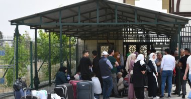Syrians wait at Karkamış customs gate in Gaziantep, southeastern Türkiye, May 22, 2023. (AA Photo)