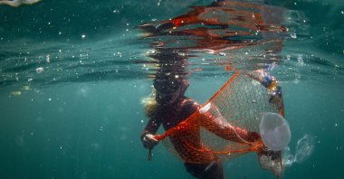 A diver collects garbage from the bottom of the sea, Istanbul, Türkiye, June 11, 2019. (AA Photo)