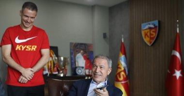 Turkish Minister of National Defense Hulusi Akar (R) with Kayserispor&#039;s Greek defender Dimitrios Kolovetsios talk with Greece&#039;s Defense Minister Nikolaos Panagiotopoulos over the phone, Kayseri, Türkiye, May 21, 2023. (AA Photo)