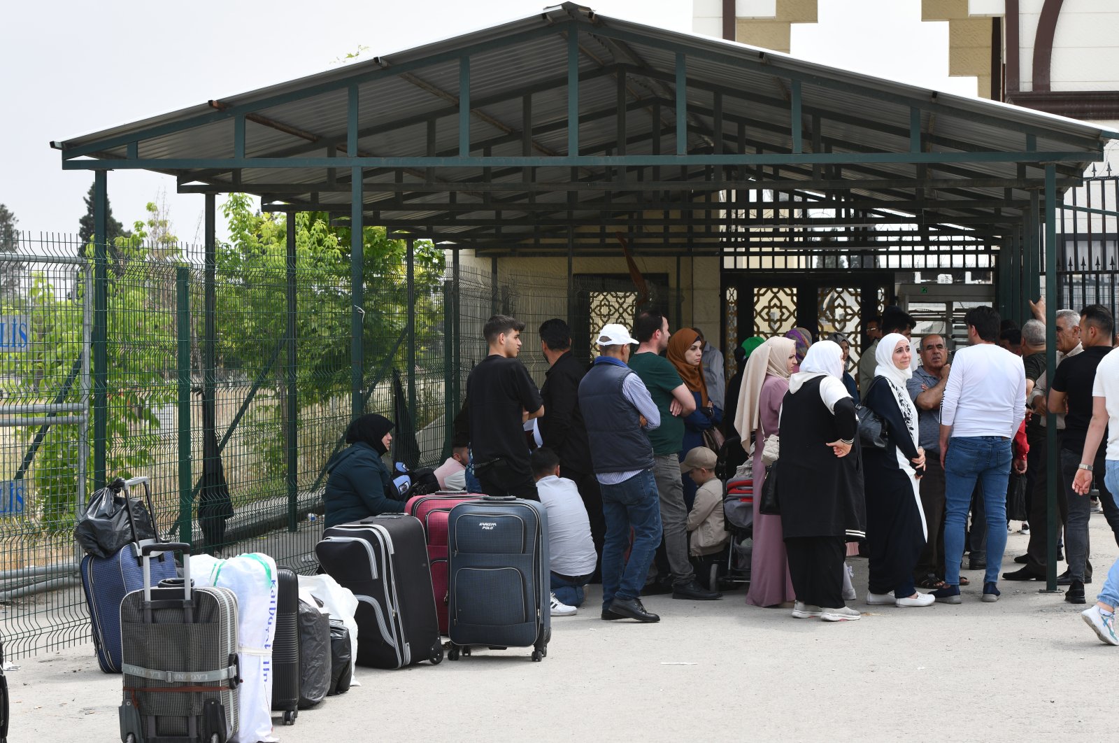 Syrians wait at Karkamış customs gate in Gaziantep, southeastern Türkiye, May 22, 2023. (AA Photo)