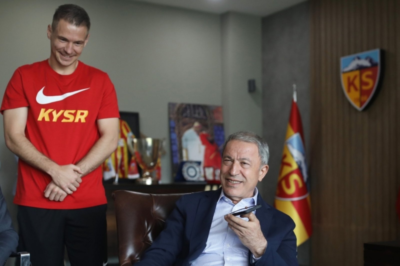 Türk ve Yunan savunma bakanları ile futbolcu telefonda birleşti