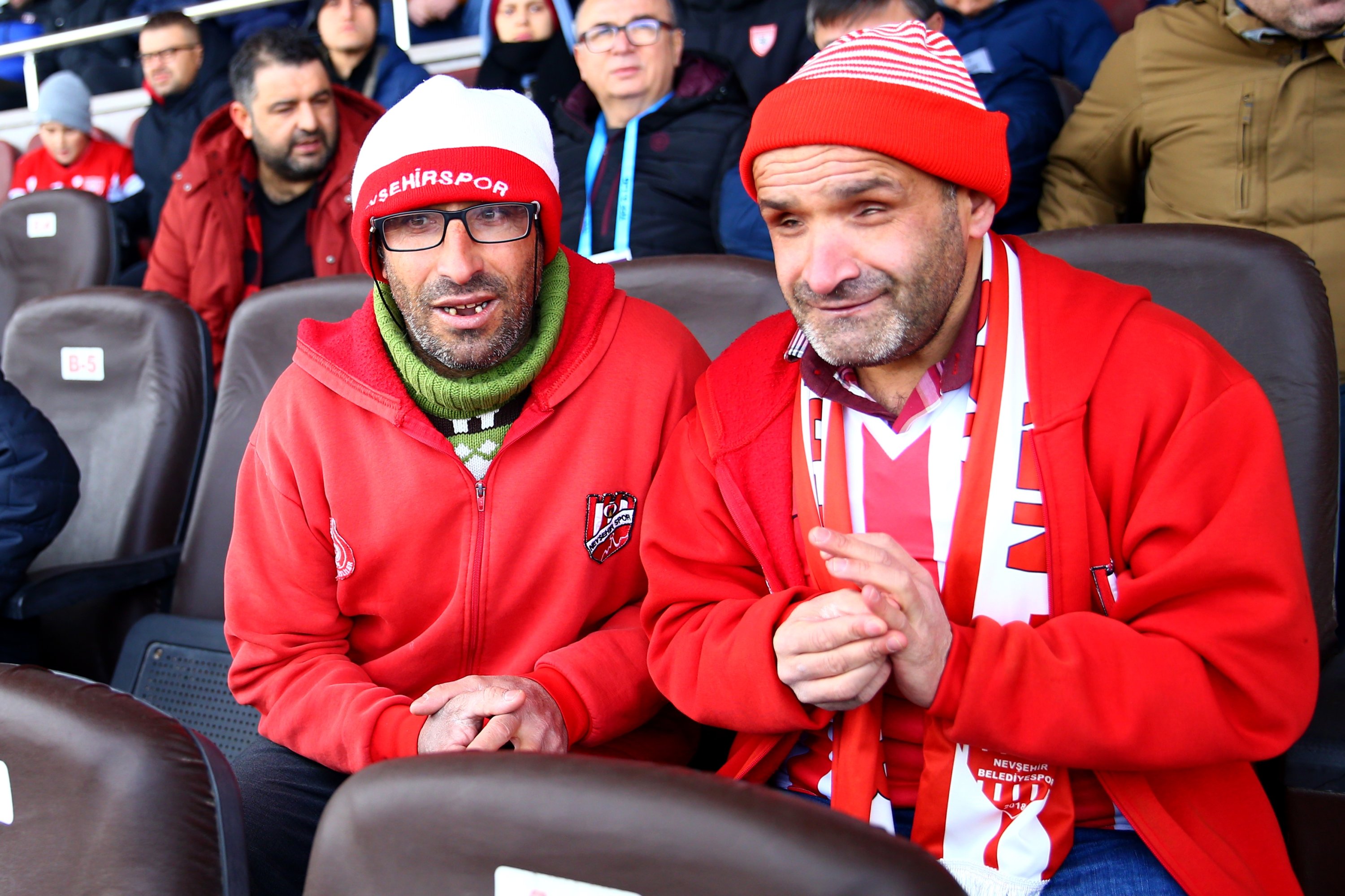Ibrahim (kanan) tunanetra dan saudara laki-lakinya yang cacat fisik Hayri Taşçeker menunjukkan dukungan kepada Nevşehir Belediyespor, dari tribun, Nevşehir, Türkiye, 2 Februari 2023. (Foto AA)