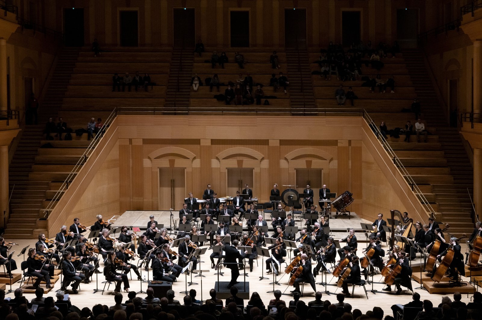 Orkestra Prancis membawakan ‘Notes of Hope’ untuk musisi yang terkena gempa