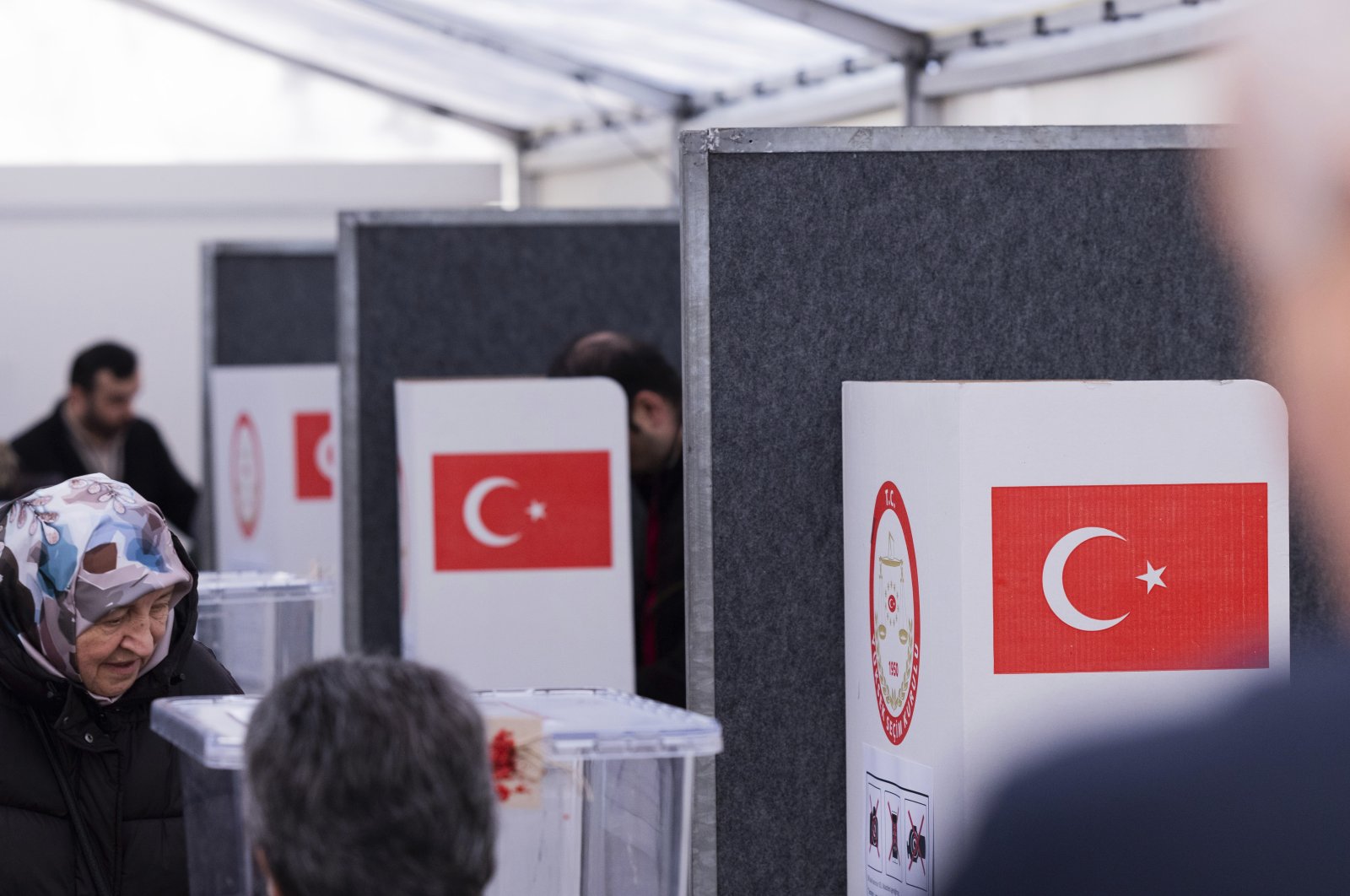 Voters cast their ballots for Türkiye&#039;s parliamentary and presidential election at the Consulate General of Türkiye in Huerth near Cologne, Germany, April 27, 2023. (AP Photo)