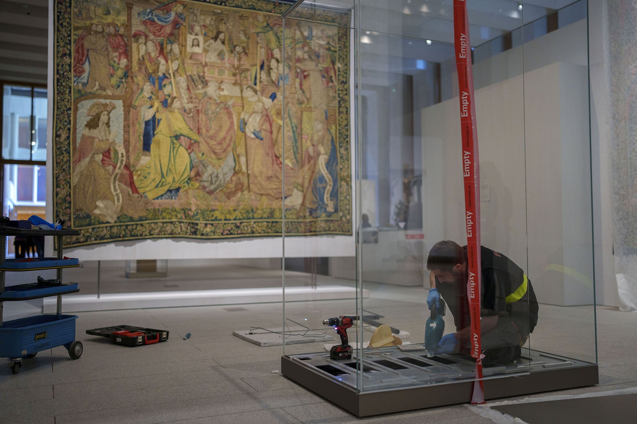 Seorang anggota staf museum memasang instalasi di Royal Collections Gallery di Madrid, Spanyol, Mei.  19, 2023. (Foto AP)