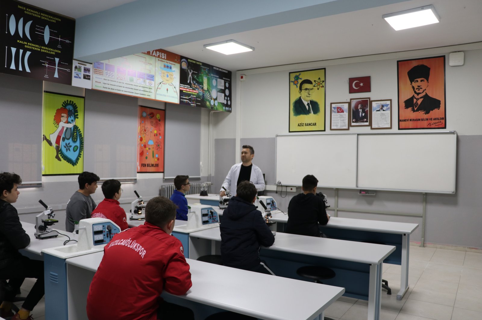 Students attend a science class in Atatürk Secondary School, Denizli, Türkiye, May 11, 2023. (AA Photo)
