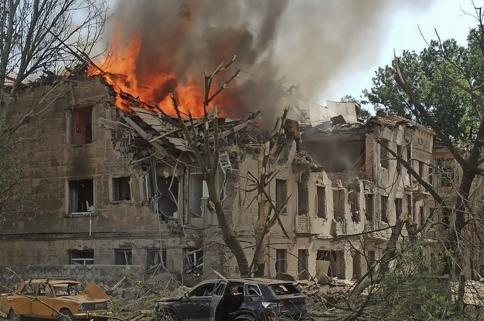 A medical clinic burns after an alleged Russian strike in Dnipro, Ukraine, May 26, 2023. (EPA Photo)