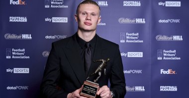 Manchester City player Erling Haaland holds the FWA trophy during the FWA Footballer of the Year awards held at the Landmark Hotel, London, U.K., May 25, 2023. (AP Photo)