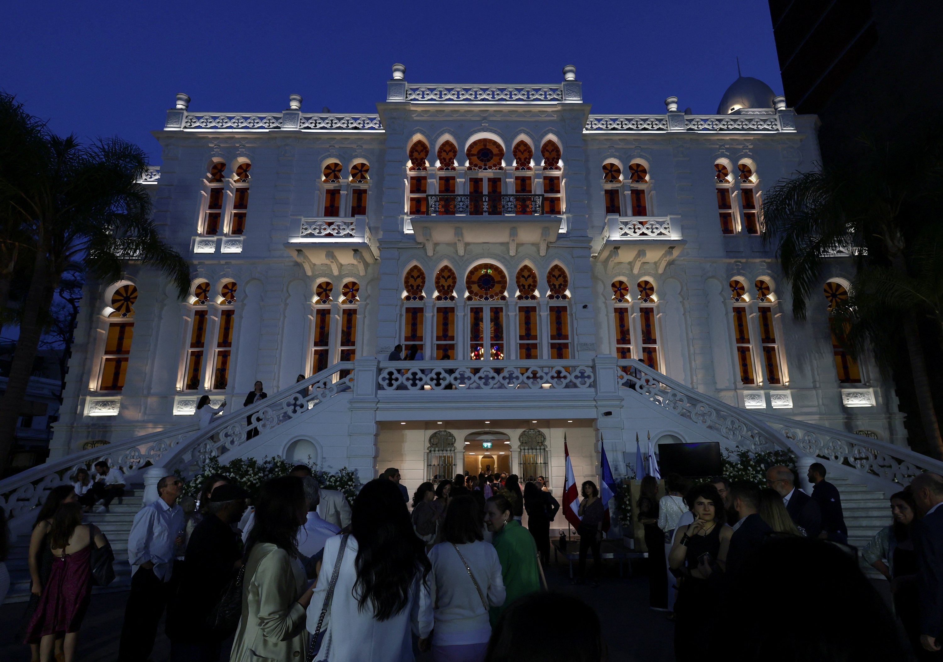 Orang-orang berdiri di luar Museum Sursock Lebanon saat dibuka kembali, Beirut, Lebanon 26 Mei 2023. (Foto Reuters)