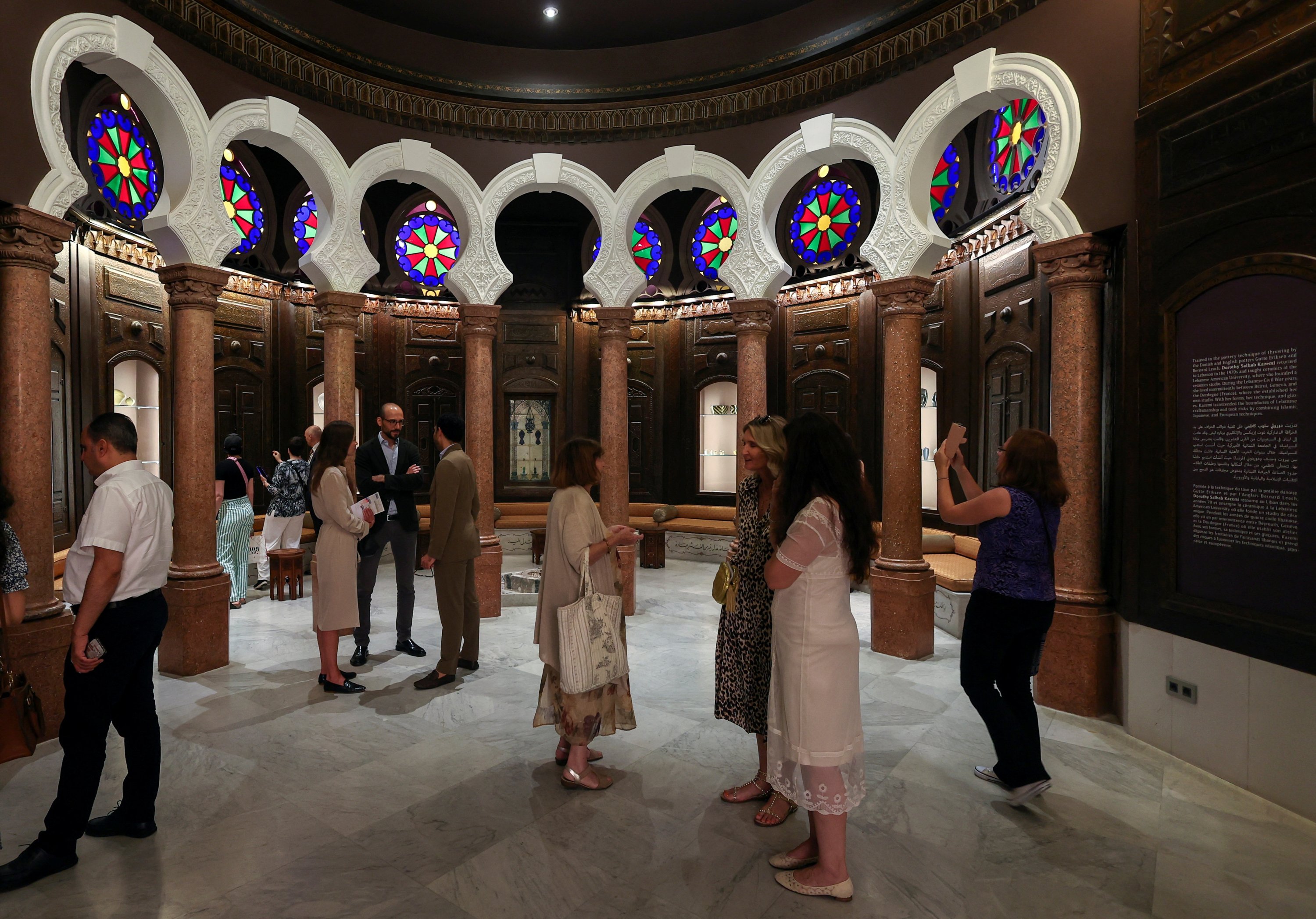 Orang-orang mengunjungi Museum Sursock Lebanon saat dibuka kembali, Beirut, Lebanon 26 Mei 2023. (Foto Reuters)