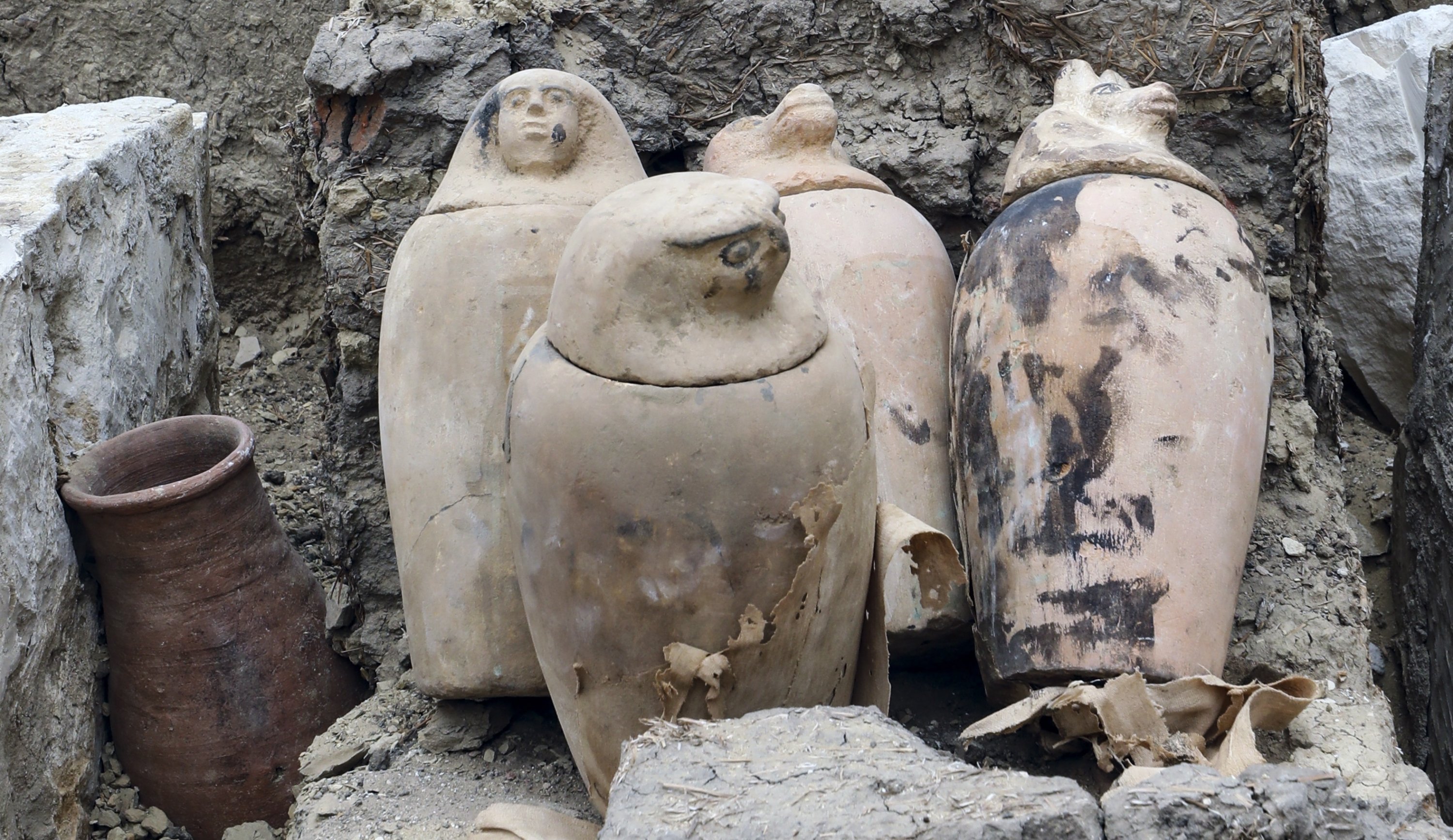 Pot tanah liat dan bejana ritual duduk di dekat sebuah makam di situs pemakaman yang baru ditemukan di Saqqara, Kegubernuran Giza, Mesir, 27 Mei 2023. (Foto EPA)