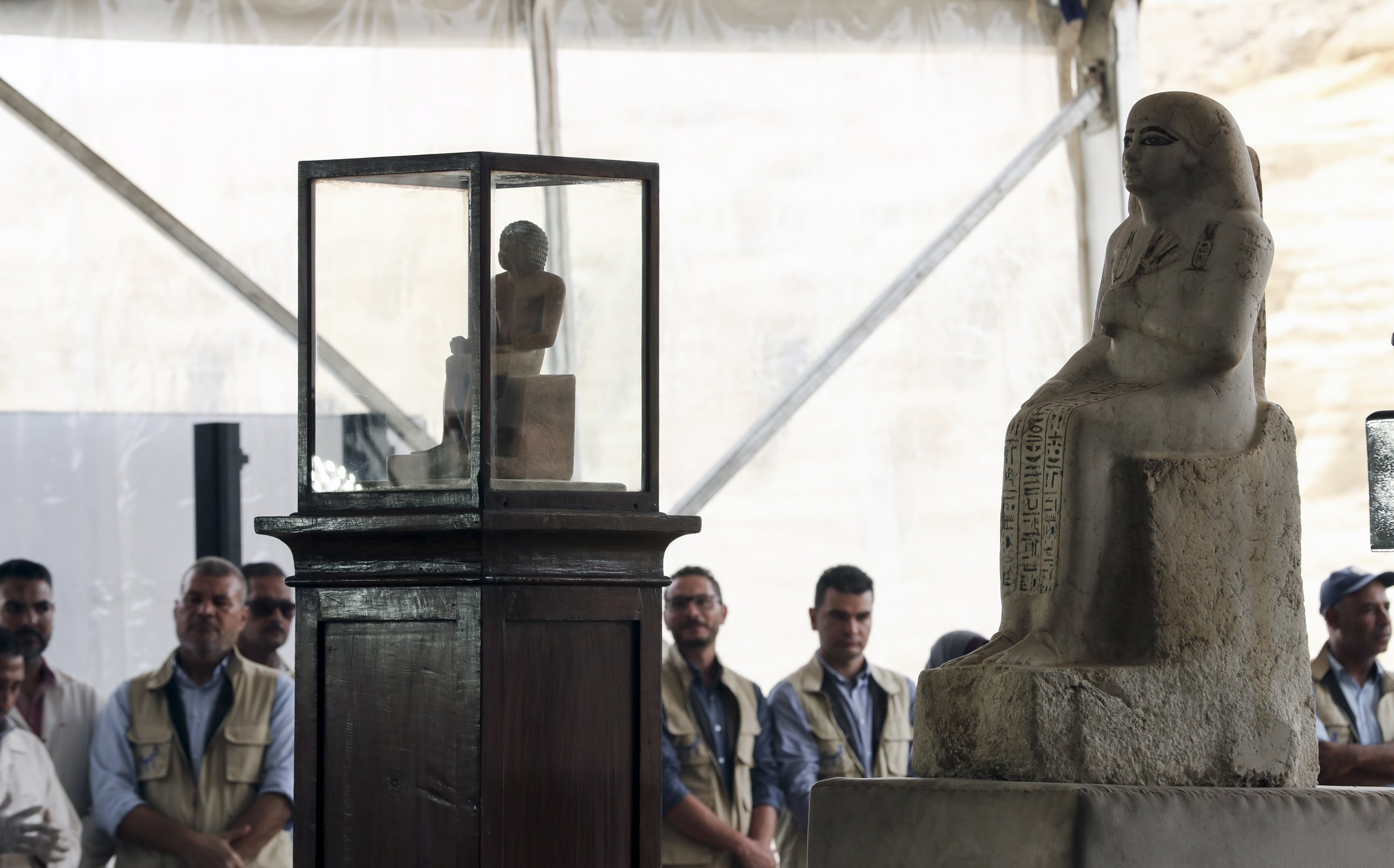Patung-patung ditampilkan kepada media di dekat situs pemakaman yang baru ditemukan di Saqqara, Kegubernuran Giza, Mesir, 27 Mei 2023. (Foto EPA)