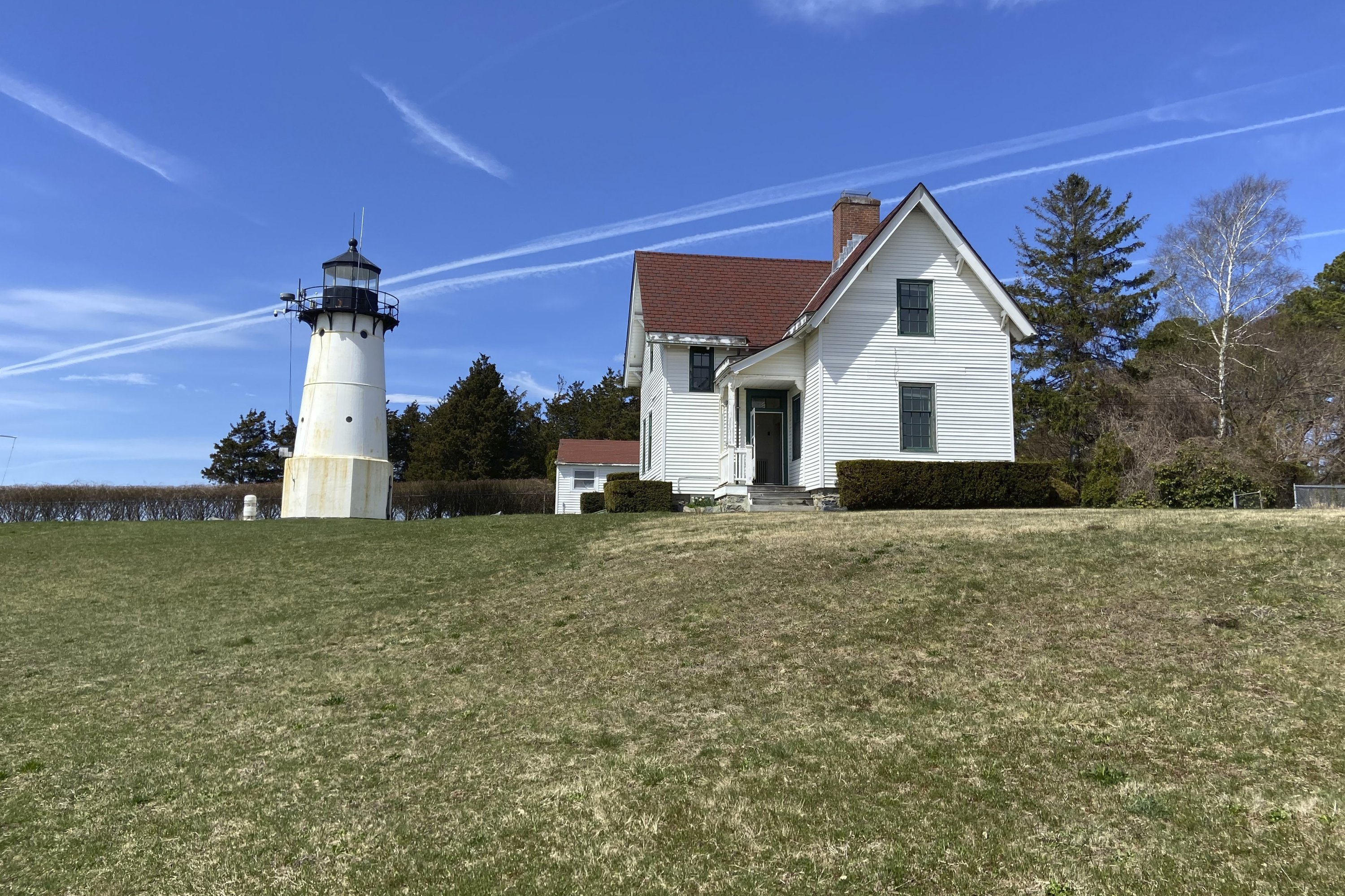 Warwick Neck Light, yang berasal dari tahun 1827 dan pernah menjadi alat navigasi penting bagi para pelaut yang melakukan perjalanan ke Providence, RI, berdiri di dekat Narragansett Bay, Rhode Island, AS, 12 April 2023. (Foto AP)