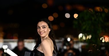 Turkish actress Merve Dizdar poses with her trophy during a photocall after she won the Best Actress Prize for her part in the film &quot;About Dry Grasses,&quot; Cannes, southern France, May 27, 2023. (AFP Photo)