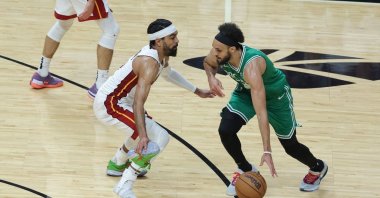 Miami Heat&#039;s Gabe Vincent (L) lose his shoe while guarding Boston Celtics&#039; Derrick White in game six of the Eastern Conference Finals at Kaseya Center, Miami, US., May 27, 2023. (AFP Photo)