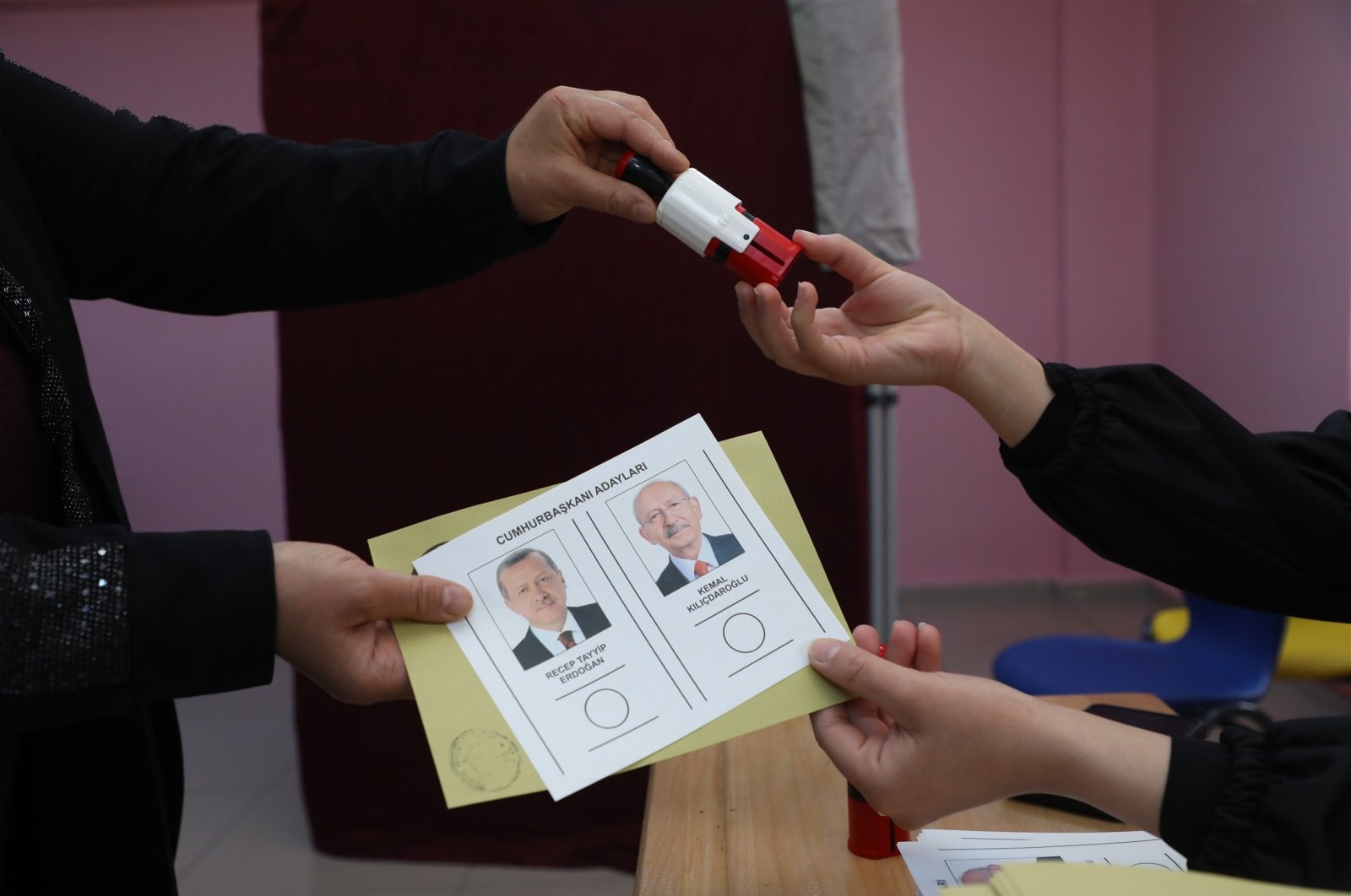 A voter receives her ballot for Türkiye&#039;s runoff presidential elections, in Malatya, Türkiye, May 28, 2023. (AA Photo)