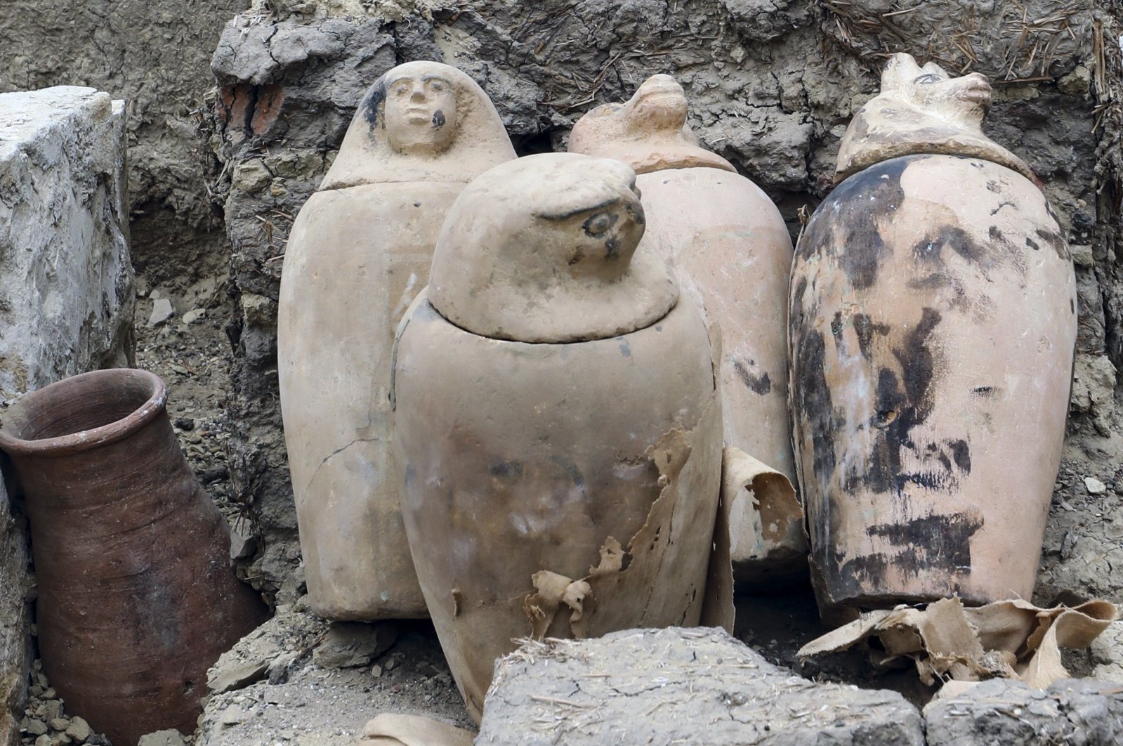 Bengkel mumifikasi kuno, makam yang digali di Mesir