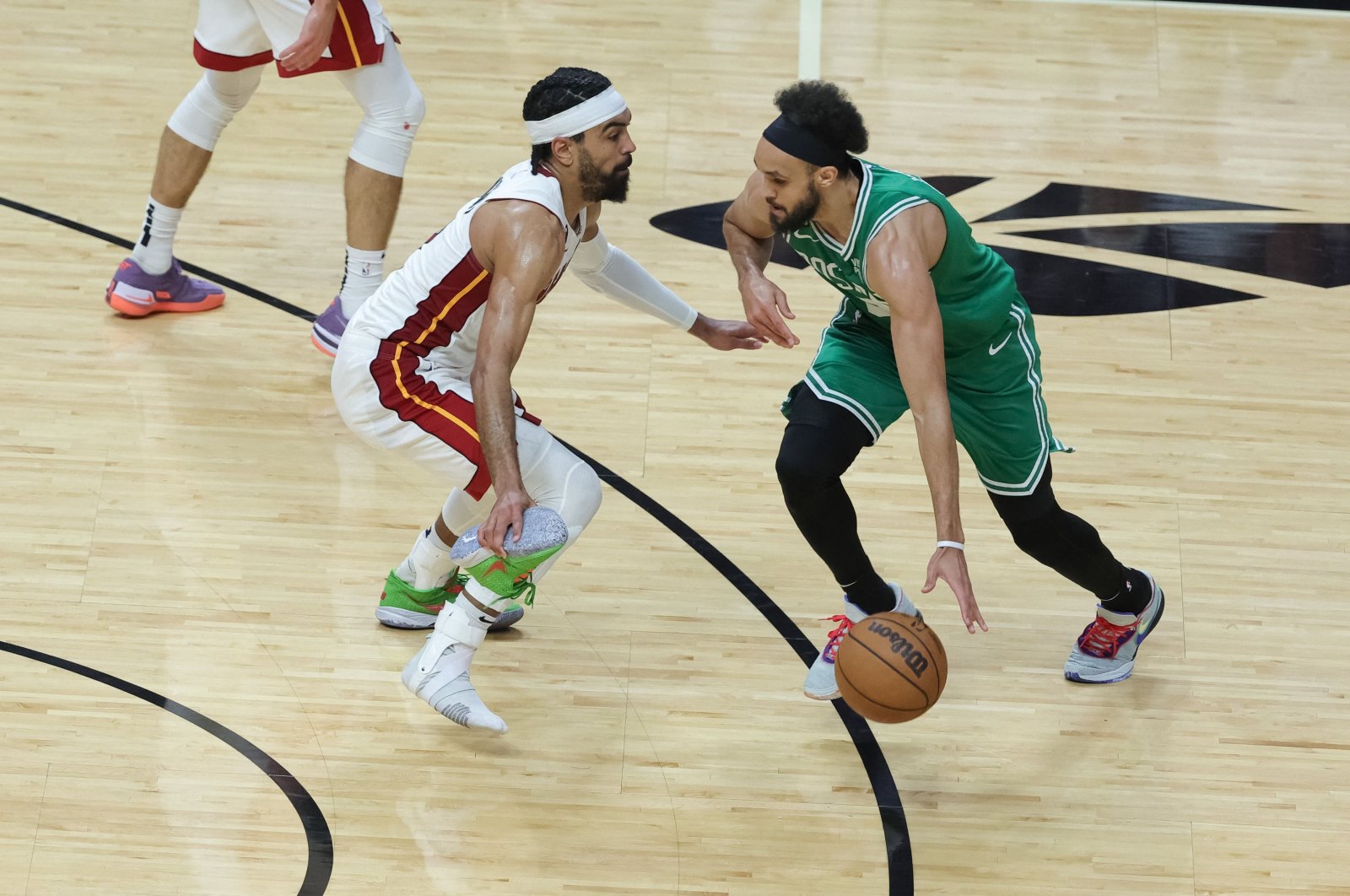 Miami Heat&#039;s Gabe Vincent (L) lose his shoe while guarding Boston Celtics&#039; Derrick White in game six of the Eastern Conference Finals at Kaseya Center, Miami, US., May 27, 2023. (AFP Photo)