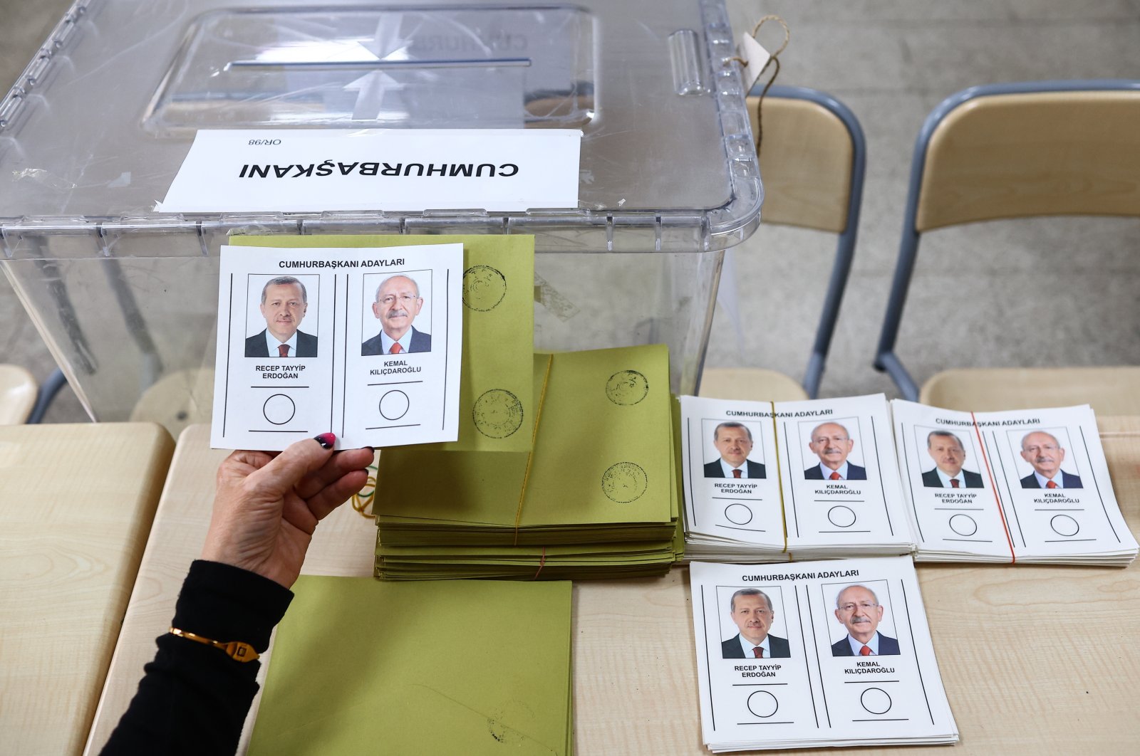 An election official holds ballots of presidential candidates at a polling station in Ankara, Türkiye, May 28, 2023. (EPA Photo)