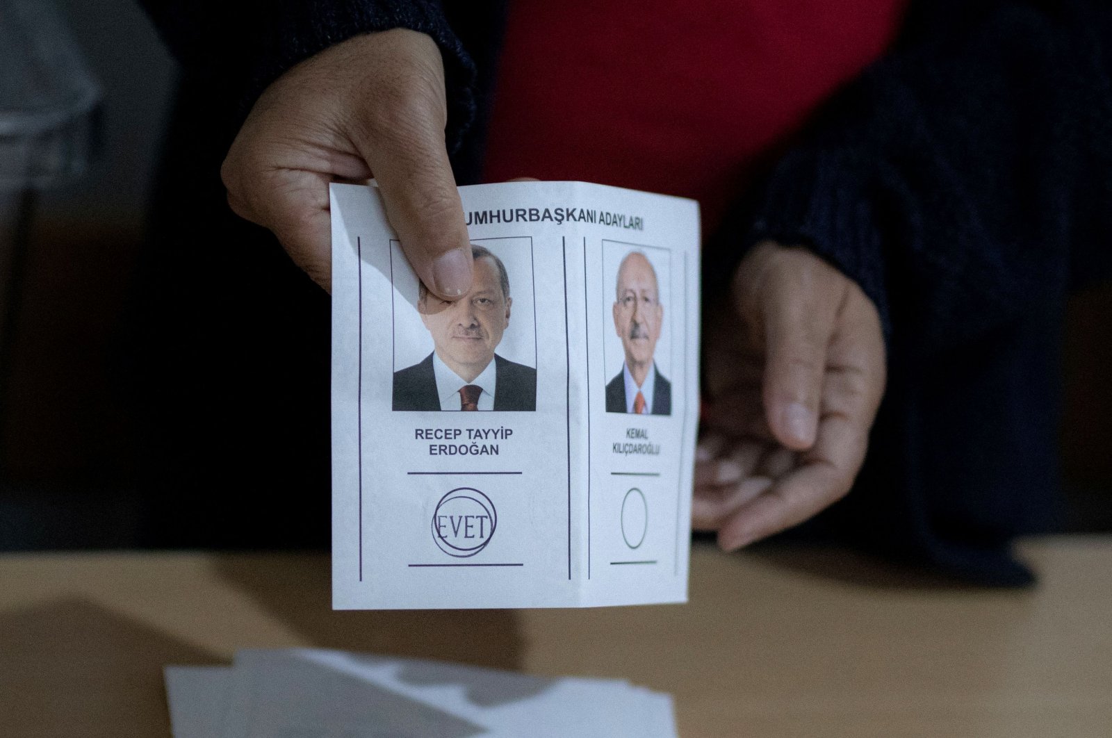 An electoral official shows a ballot during counting on the day of the second round of the presidential election in the earthquake-hit city of Kahramanmaraş, southern Türkiye, May 28, 2023. (AFP Photo)