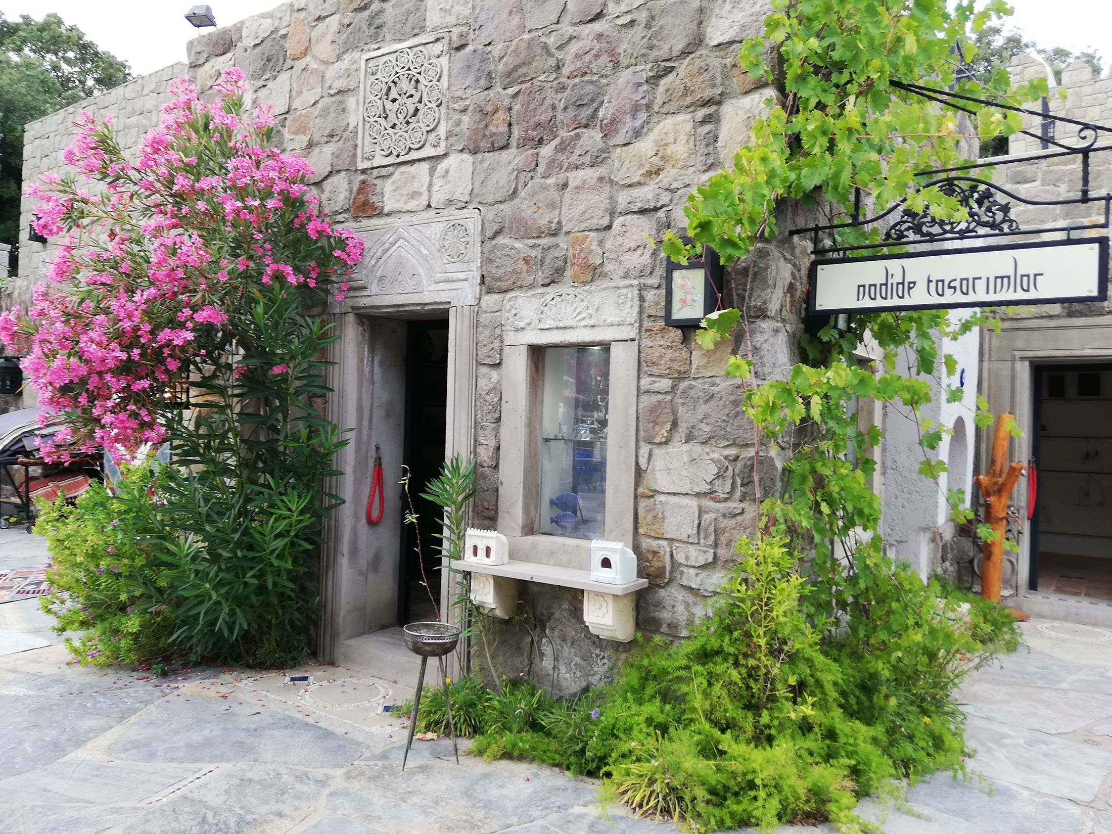 Sebuah rumah batu tradisional di Desa Budaya dan Seni Dibeklihan, di Bodrum, Türkiye.  (Foto oleh Sona Bahar)