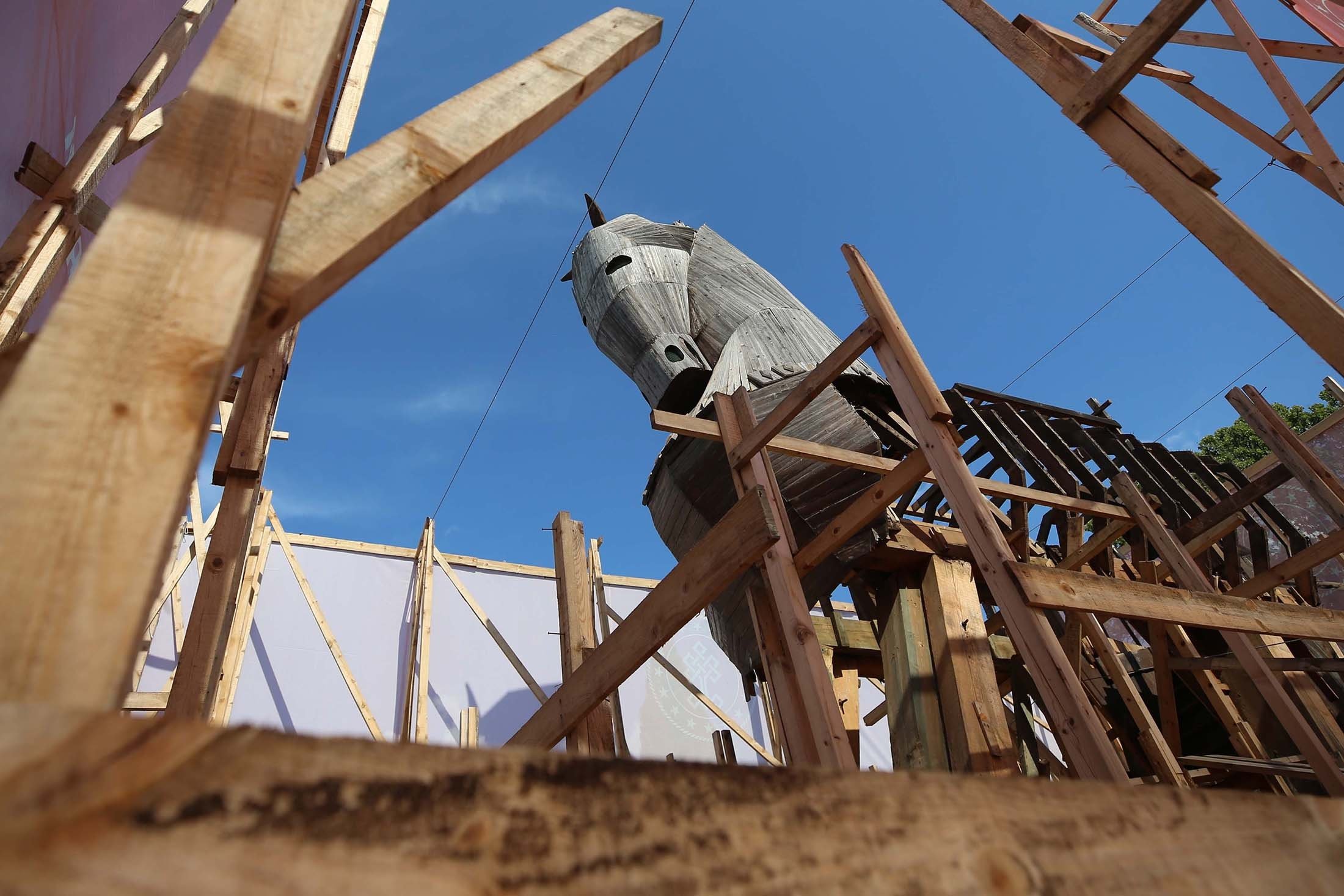 Instalasi kuda Troya simbolis sedang dalam pemulihan, di Çanakkale, Türkiye, 27 Mei 2023. (Foto AA)