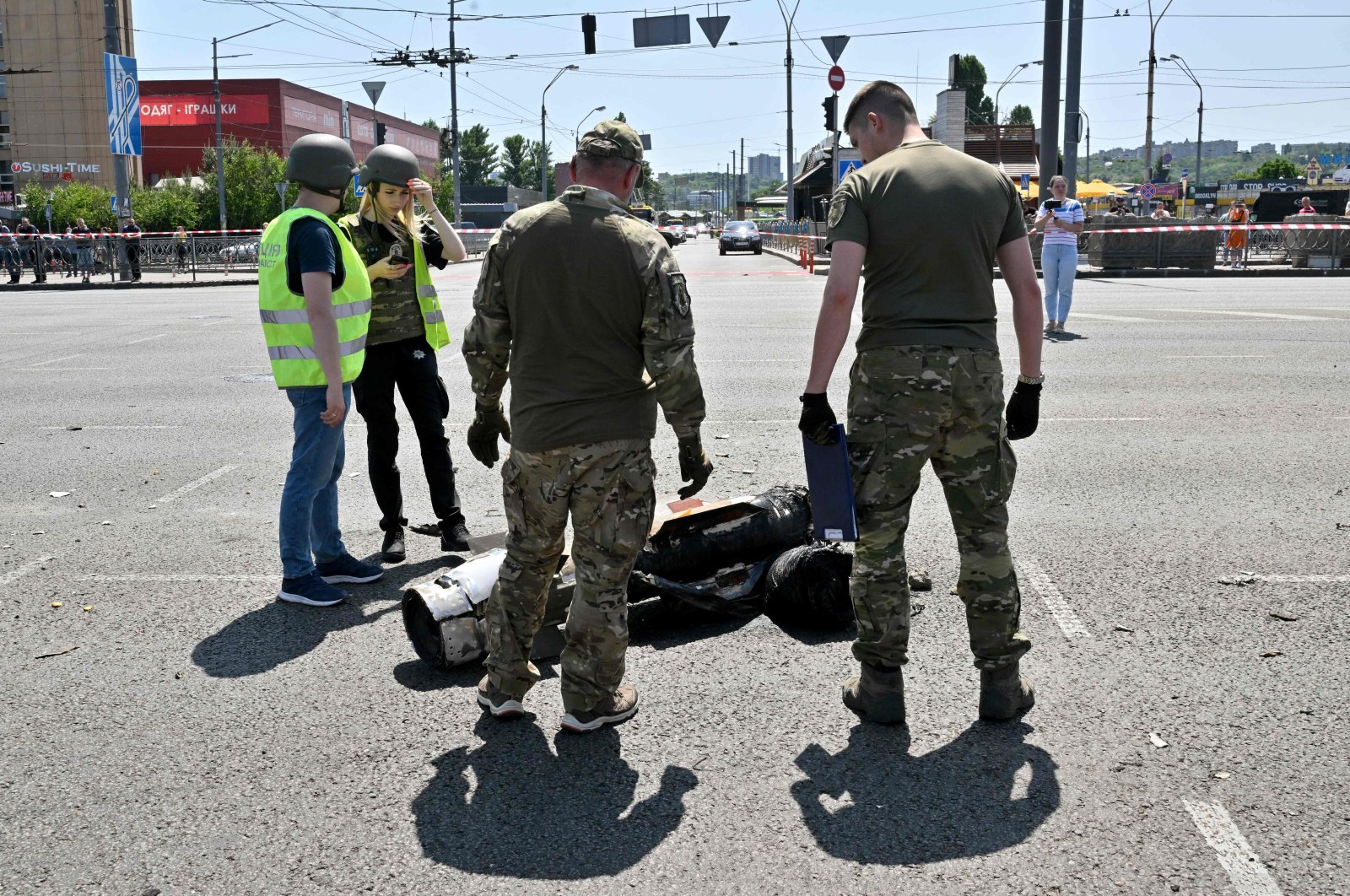 Police experts examine fragments of a missile after Russia fired a barrage of missiles for the second time in 24 hours, in an unusual daytime attack targetting the Ukrainian capital following overnight strikes, in Kyiv, Ukraine, May 29, 2023. (AFP Photo)