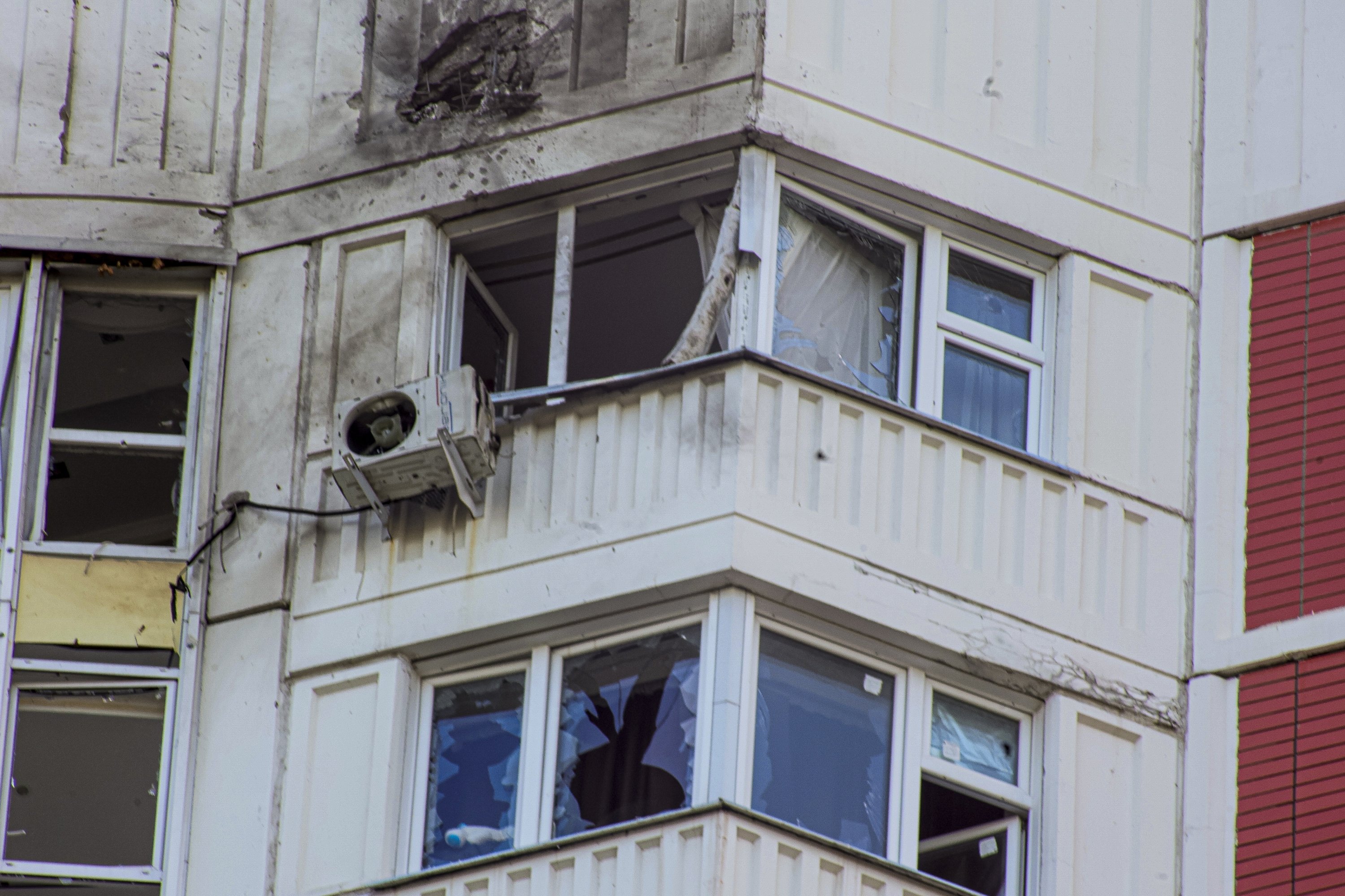 Foto ini memperlihatkan bagian dari gedung apartemen yang dilaporkan dirusak oleh drone Ukraina di Moskow, Rusia, 30 Mei 2023. (Foto AP)