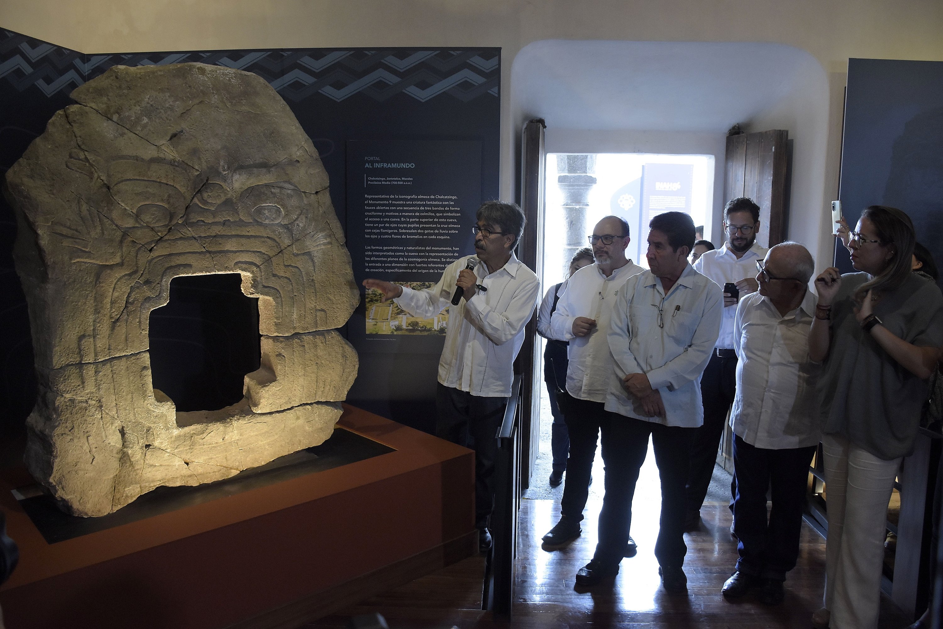 Pejabat dan pakar dari Institut Antropologi dan Sejarah Nasional (INAH) dan Kementerian Kebudayaan Meksiko mempresentasikan karya arkeologi tersebut 