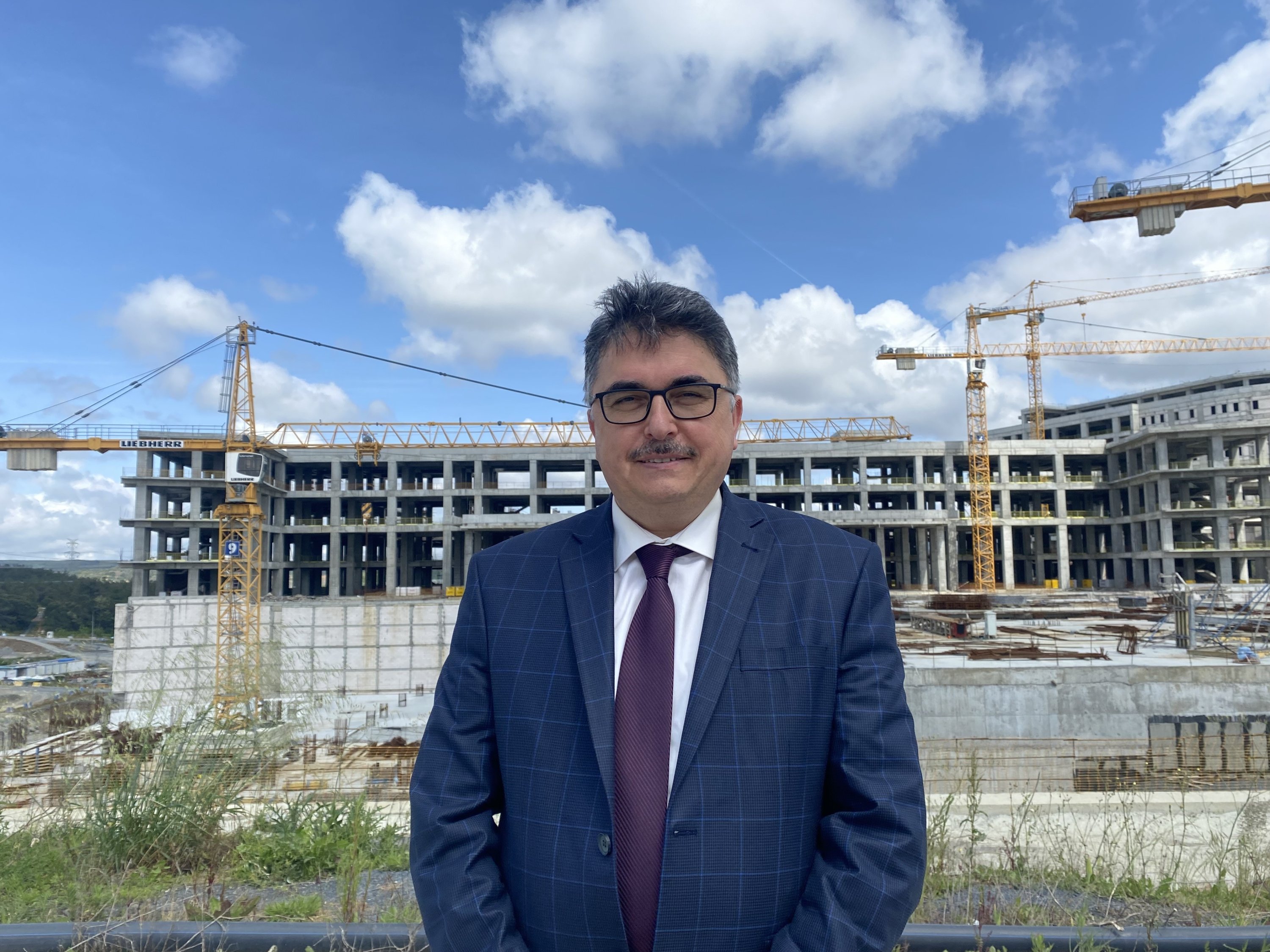 Profesor Dr. Tufan Tükek berpose saat wawancara, di depan area pembangunan kampus baru, Istanbul, Türkiye, 30 Mei 2023. (Foto IHA)