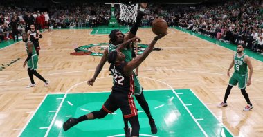 Miami Heat&#039;s Jimmy Butler (L) shoots the ball against Boston Celtics&#039; Robert Williams during an NBA game, Boston, Massachusetts, May 29, 2023. (AFP Photo)