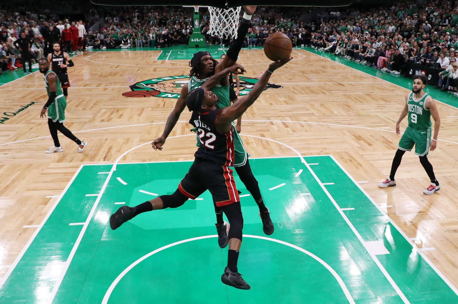 Miami Heat&#039;s Jimmy Butler (L) shoots the ball against Boston Celtics&#039; Robert Williams during an NBA game, Boston, Massachusetts, May 29, 2023. (AFP Photo)
