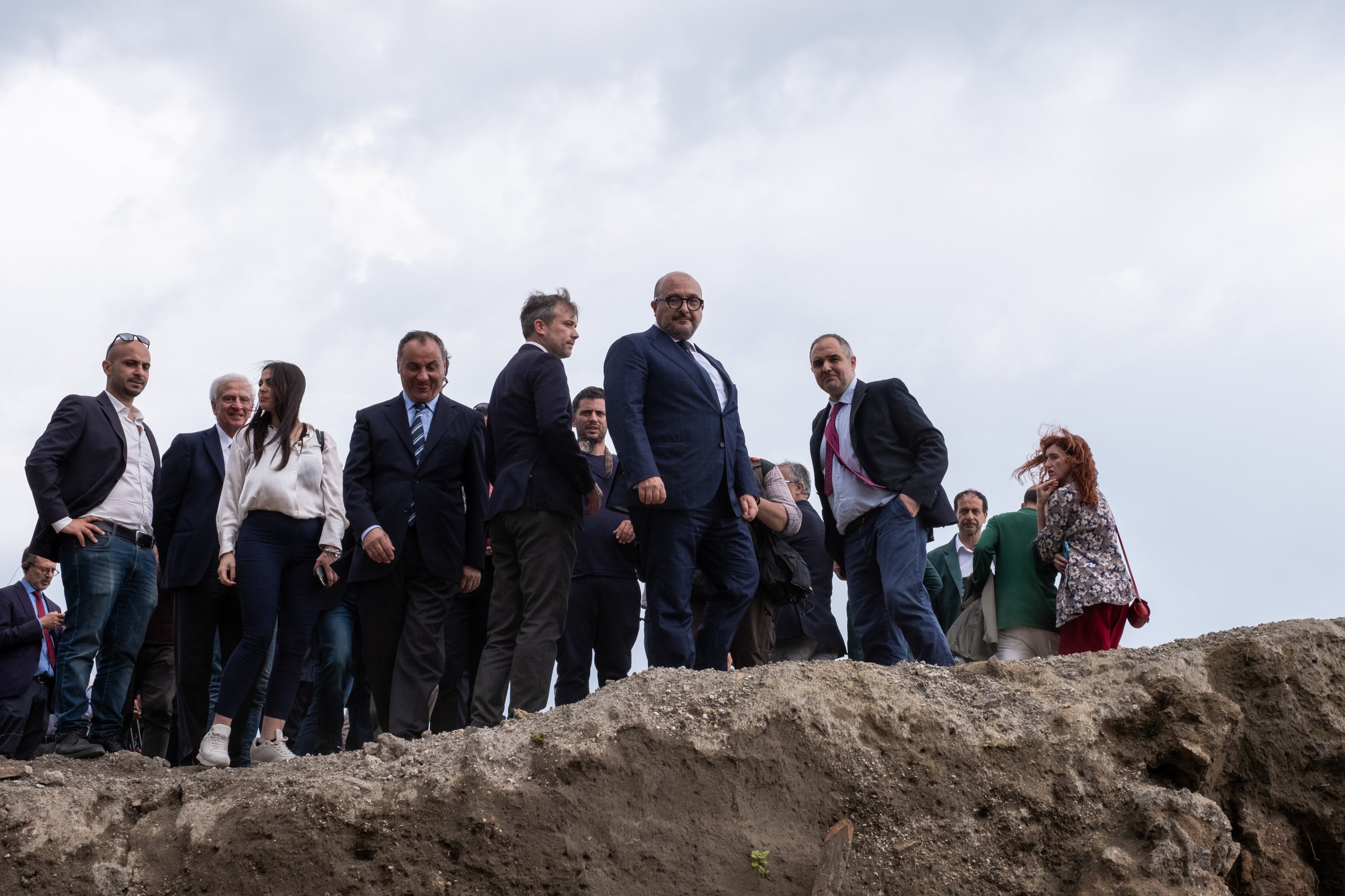 Menteri Kebudayaan Italia Gennaro Sangiuliano melakukan inspeksi di situs penggalian yang baru dibuat bernama Regio IX (Wilayah 9) di Taman Arkeologi Pompeii, Pompeii, Italia, 29 Mei 2023. (Foto AA)