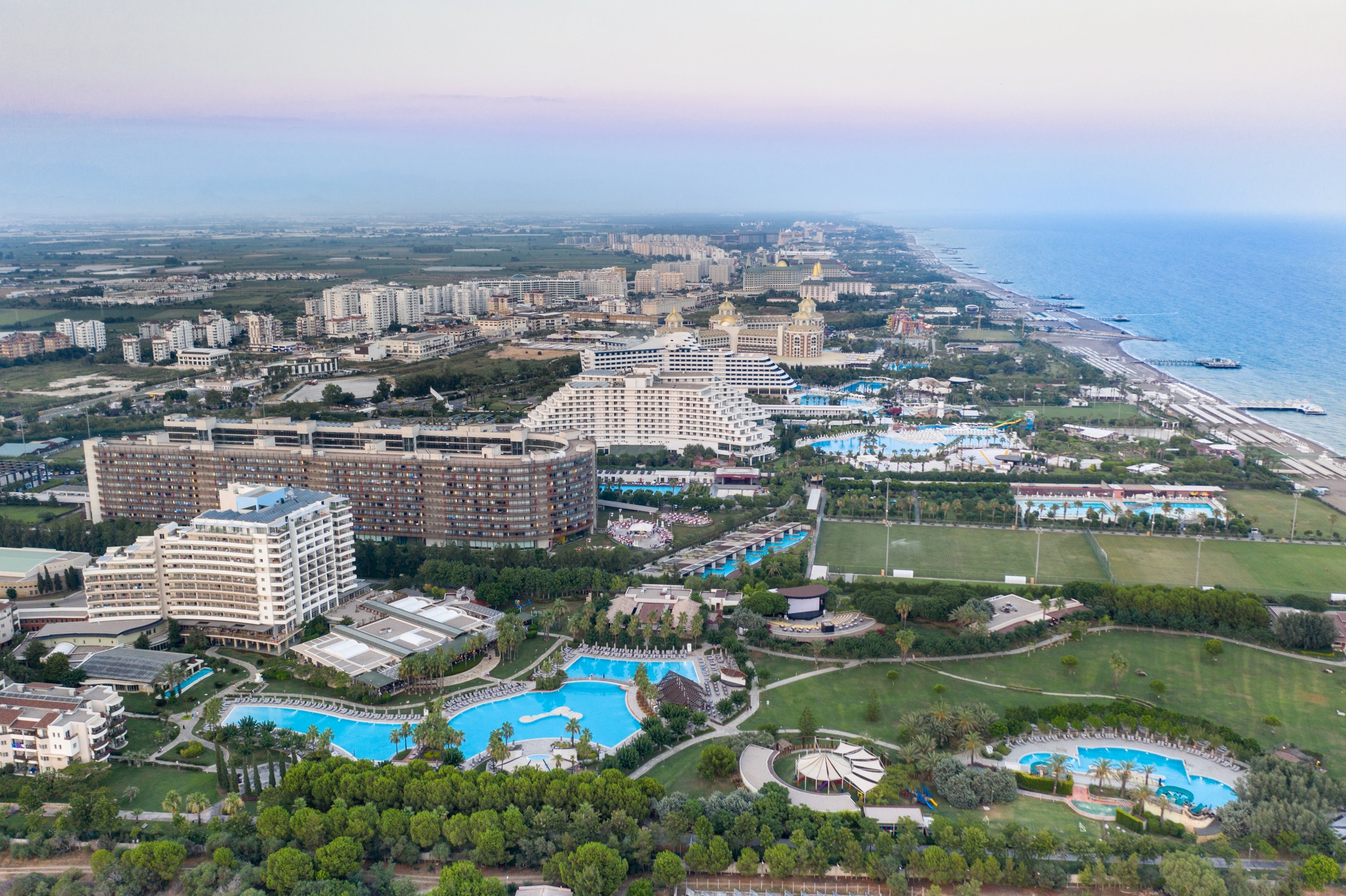 Pemandangan udara dari hotel all-inclusive di Antalya, Türkiye.  (Foto Shutterstock)