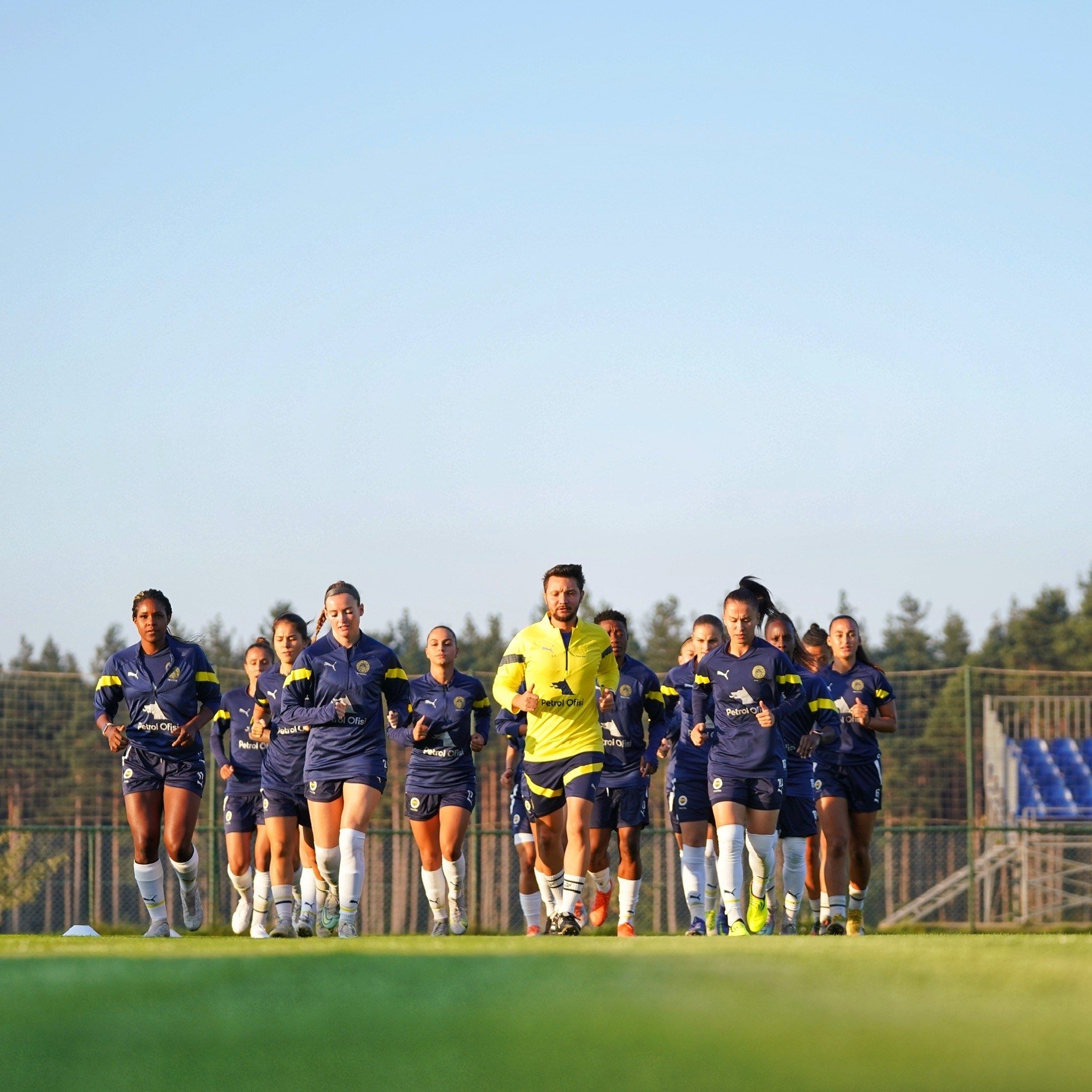 Pelatih Performa Atletik Sepak Bola Wanita Fenerbahçe Samet Kösemen (Tengah) dan para pemain berlatih di foto tak bertanggal ini.  (Foto milik Samet Kösemen)