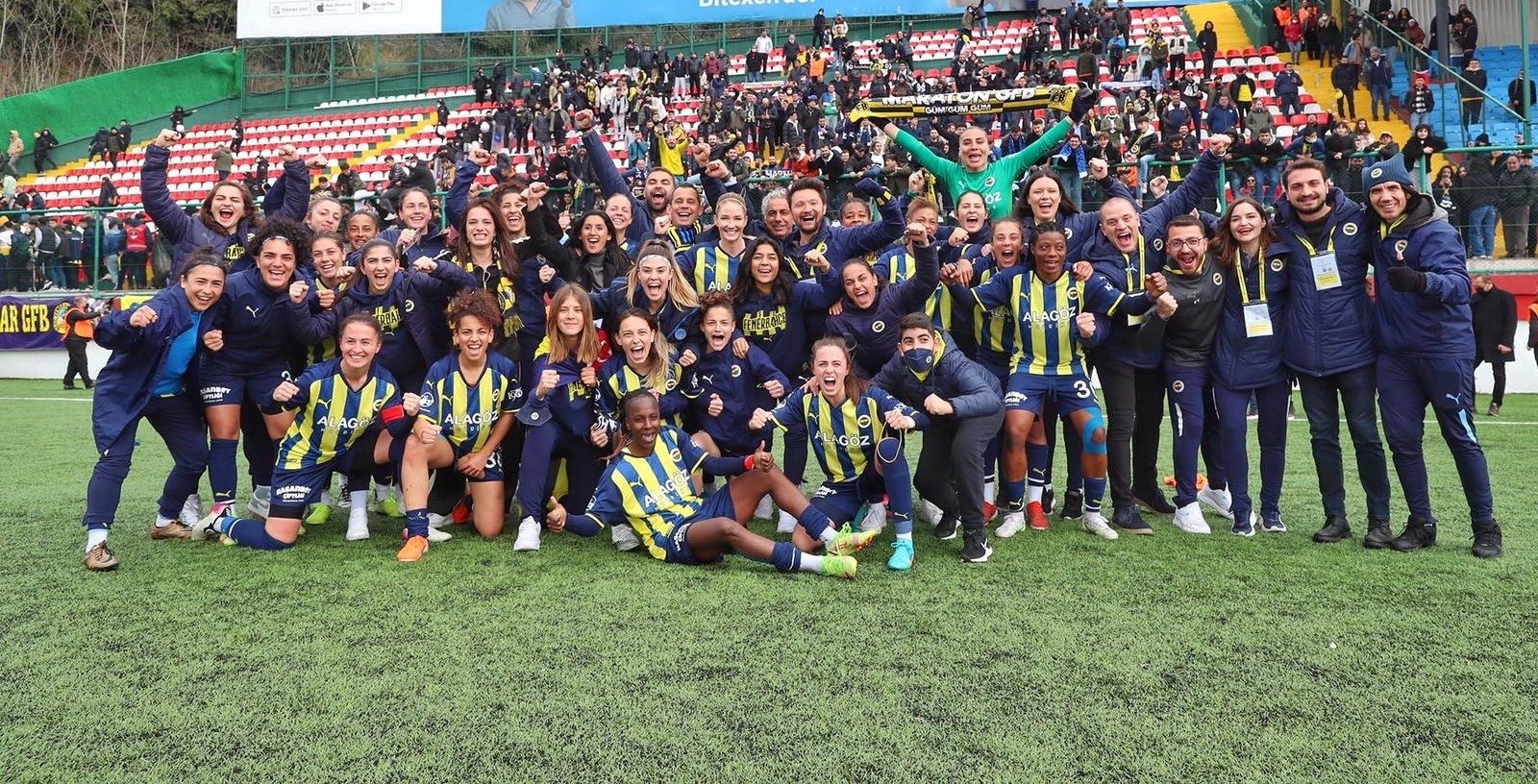 Para pemain tim Fenerbahçe Women's Football dan staf ruang belakang terlihat di foto tak bertanggal ini.  (Foto milik Samet Kösemen)