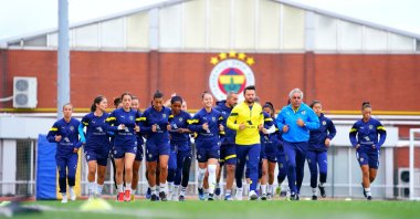 Fenerbahçe Women's Football Athletic Performance Coach Samet Kösemen (C) and players work out in this undated photo. (Photo courtesy by Samet Kösemen)