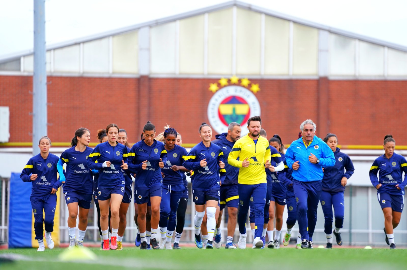 Fenerbahçe Women&#039;s Football Athletic Performance Coach Samet Kösemen (C) and players work out in this undated photo. (Photo courtesy by Samet Kösemen)