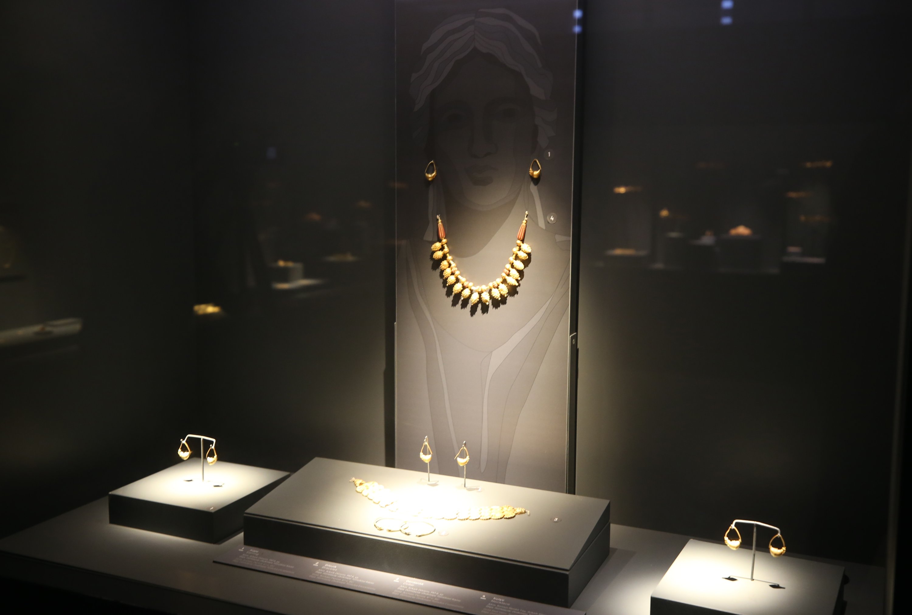 Museum Troy memamerkan perhiasan mempesona milik wanita Troya dari ribuan tahun lalu, di samping artefak yang ditemukan dalam penggalian arkeologi, Çanakkale, Türkiye, 31 Mei 2023. (Foto AA)